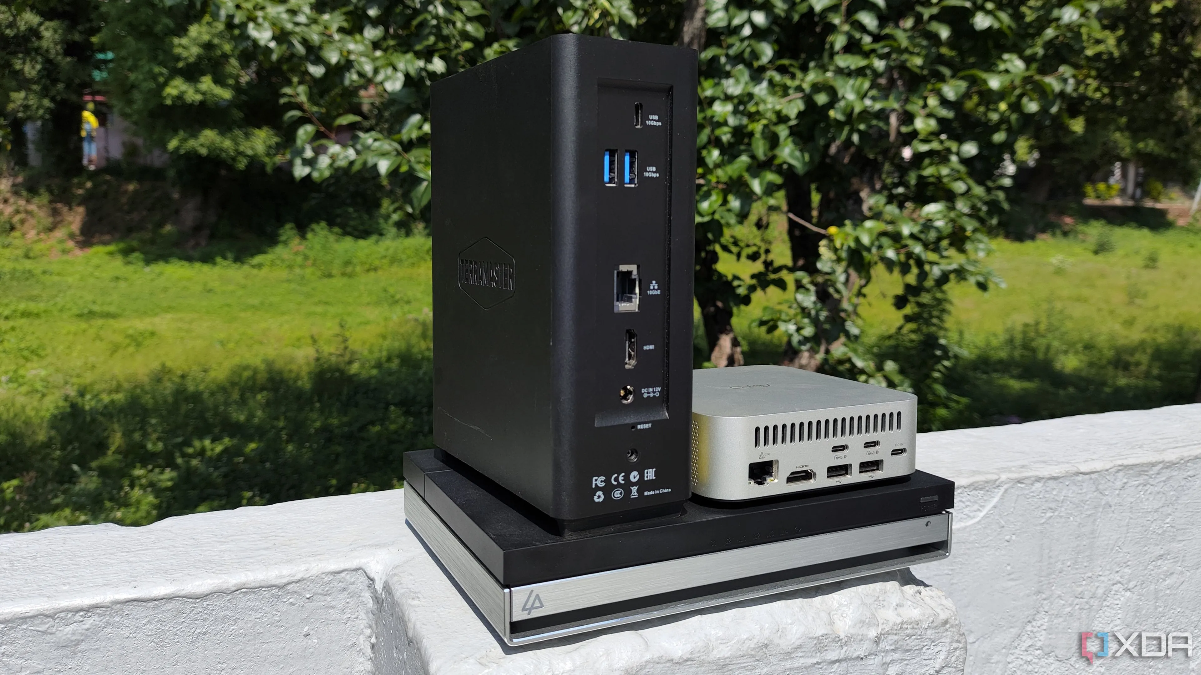 Hai thiết bị NAS (Network Attached Storage) sử dụng toàn bộ ổ SSD, đòi hỏi băng thông mạng 10GbE để tối ưu hiệu suất truyền dữ liệu
