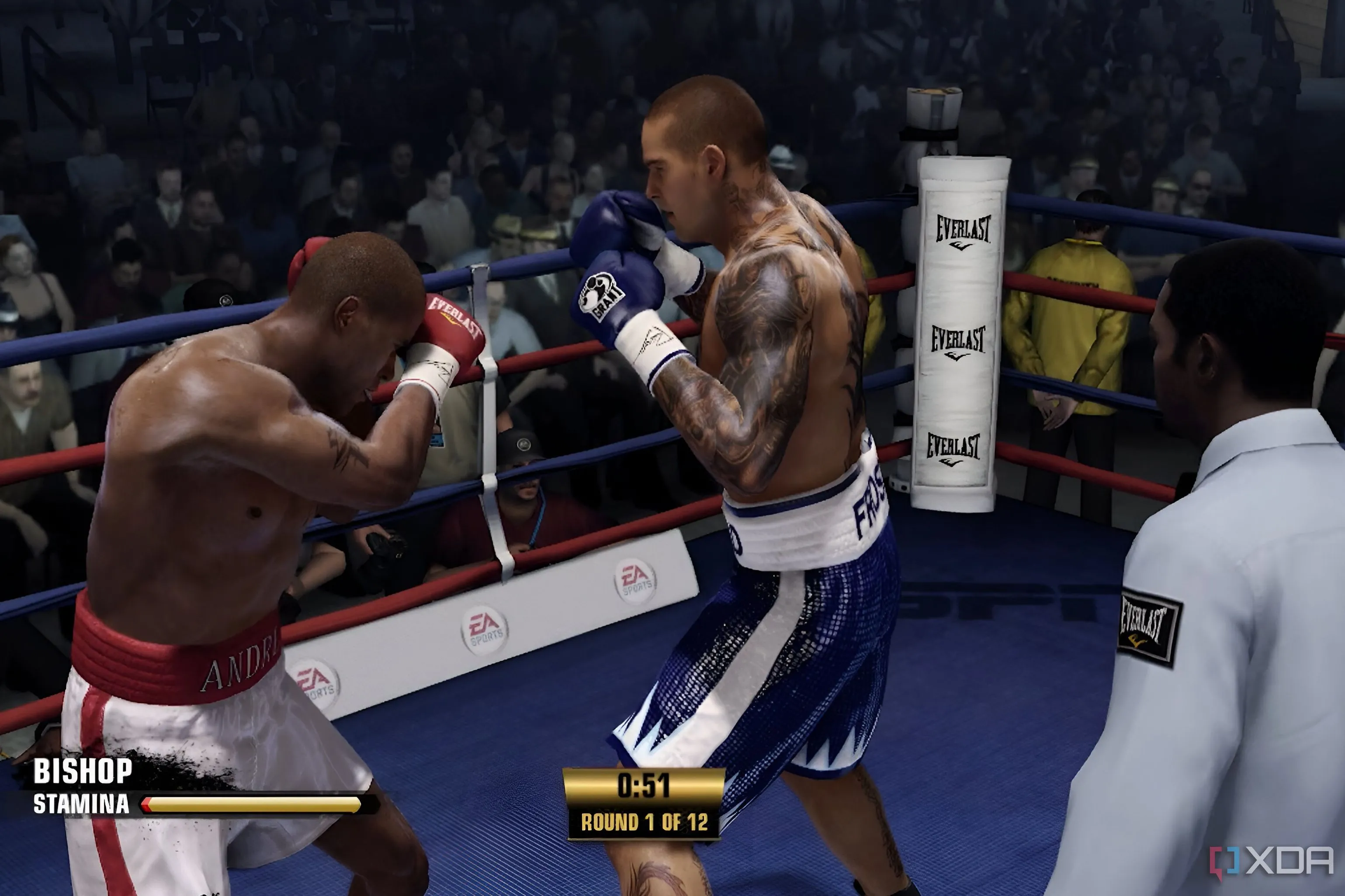 Hai võ sĩ quyền anh đang giao đấu trên sàn trong game Fight Night Champion với trọng tài quan sát