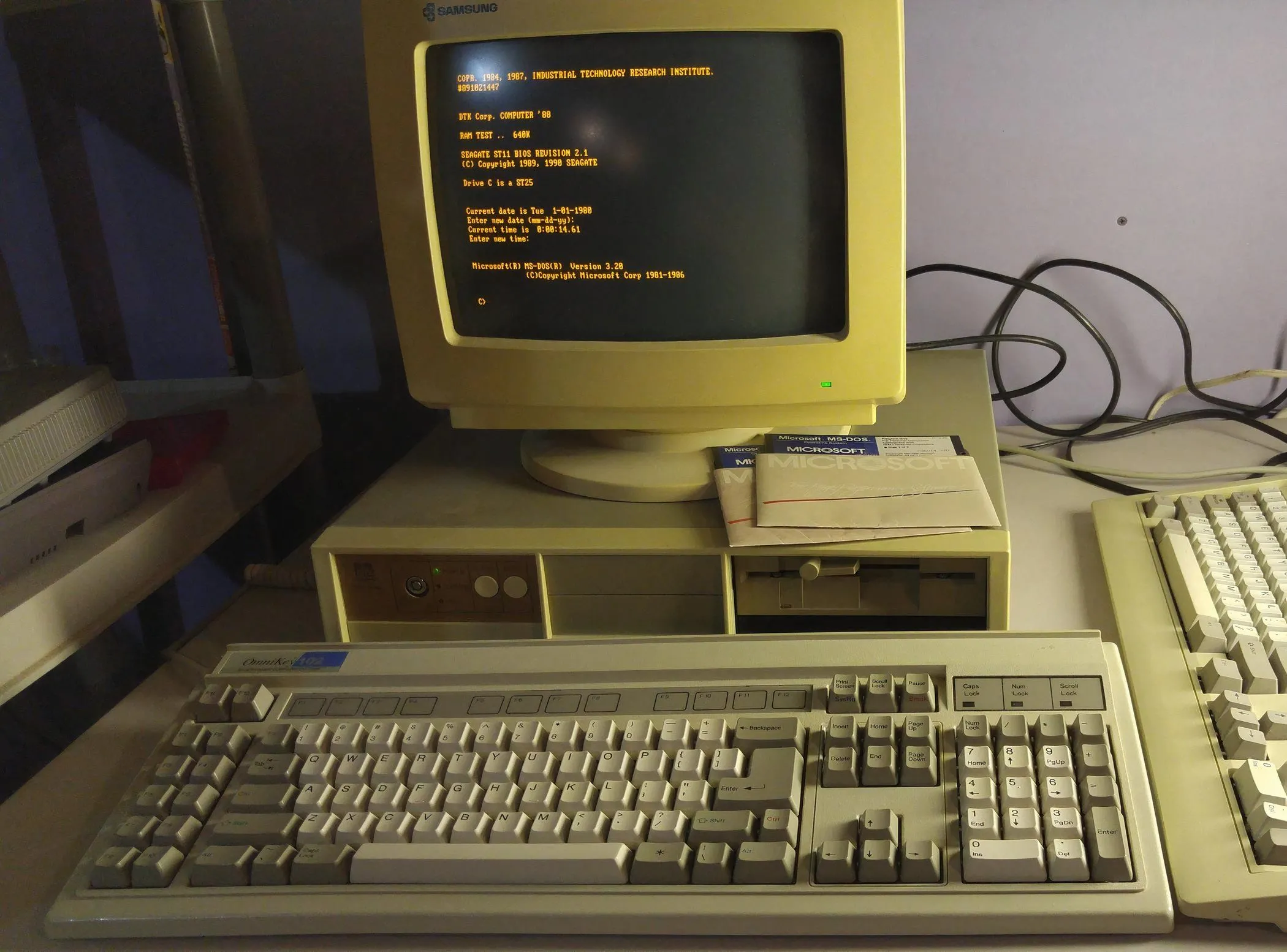 Hệ điều hành MS-DOS 3.2 chạy trên máy tính cá nhân cũ với màn hình CRT