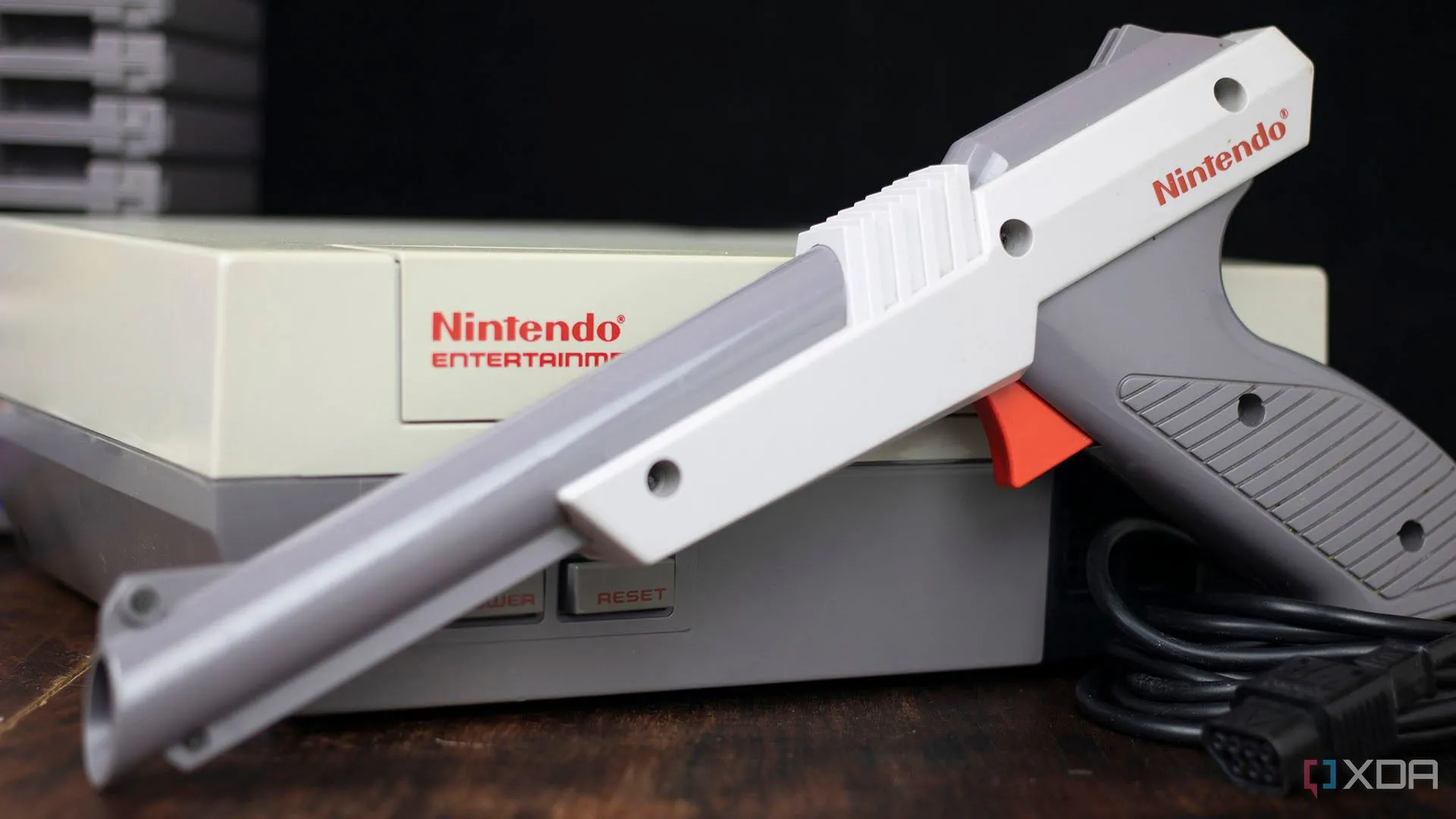 Hệ máy NES cùng phụ kiện súng ánh sáng Zapper, biểu tượng của kỷ nguyên gaming cổ điển