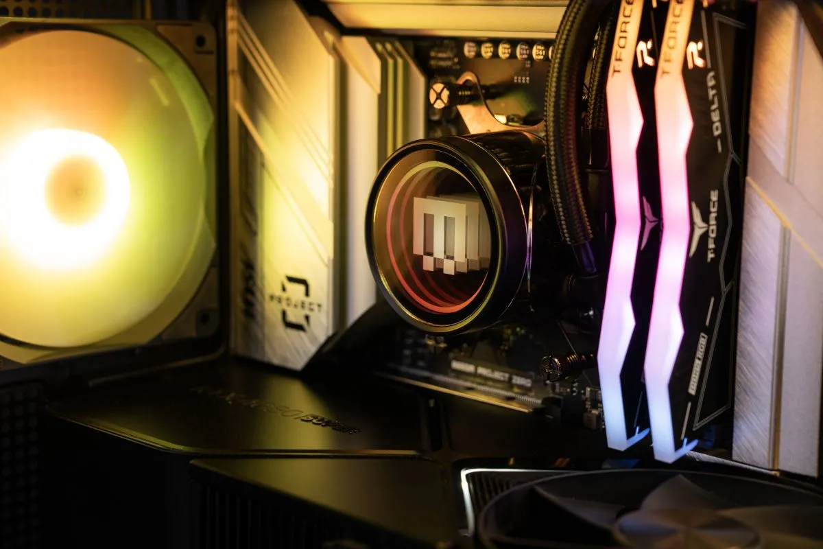 Hệ thống dây cáp được giấu gọn gàng bên trong một chiếc PC gaming