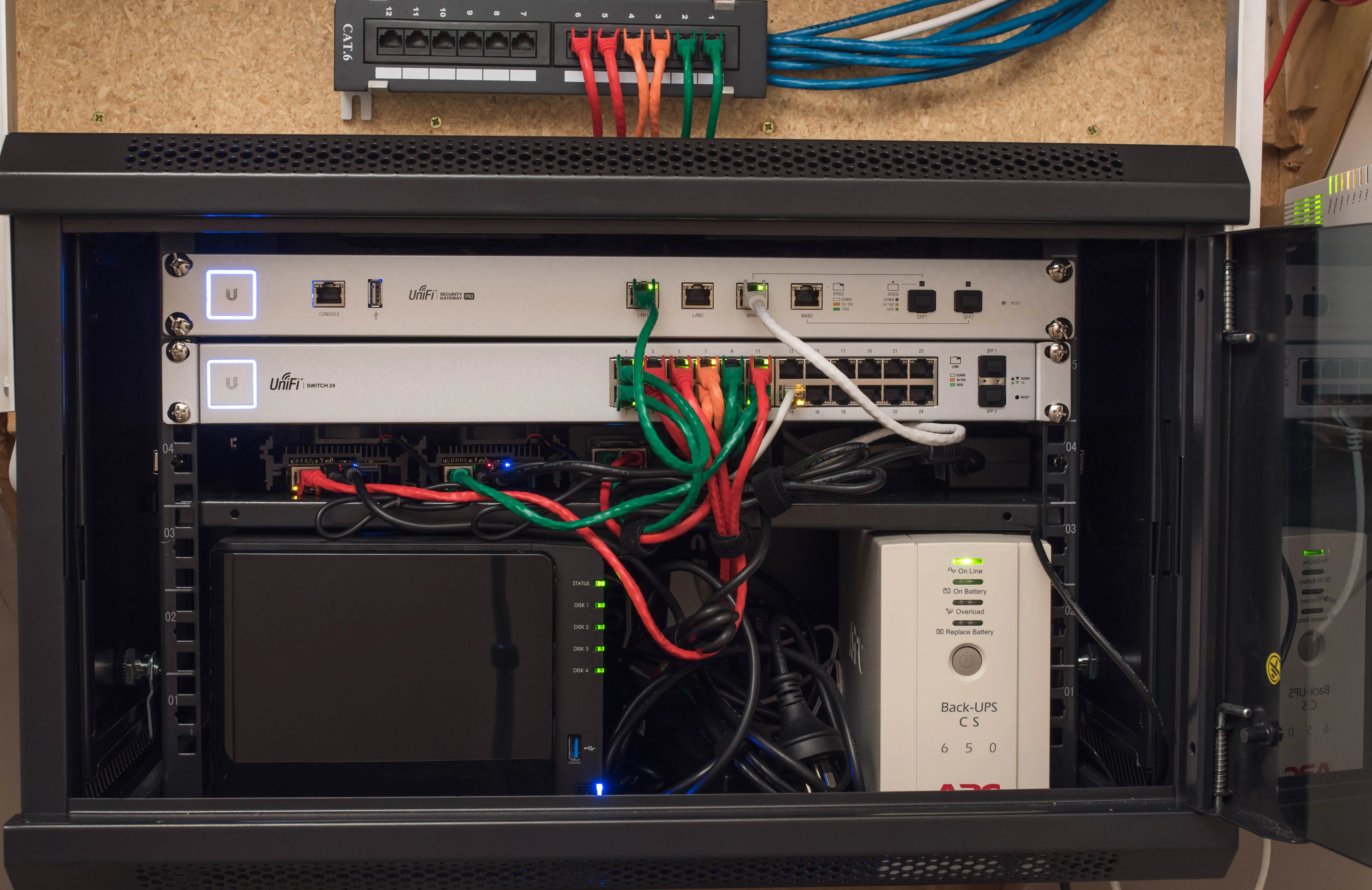 Hệ thống home lab với các server và thiết bị mạng trong tủ rack