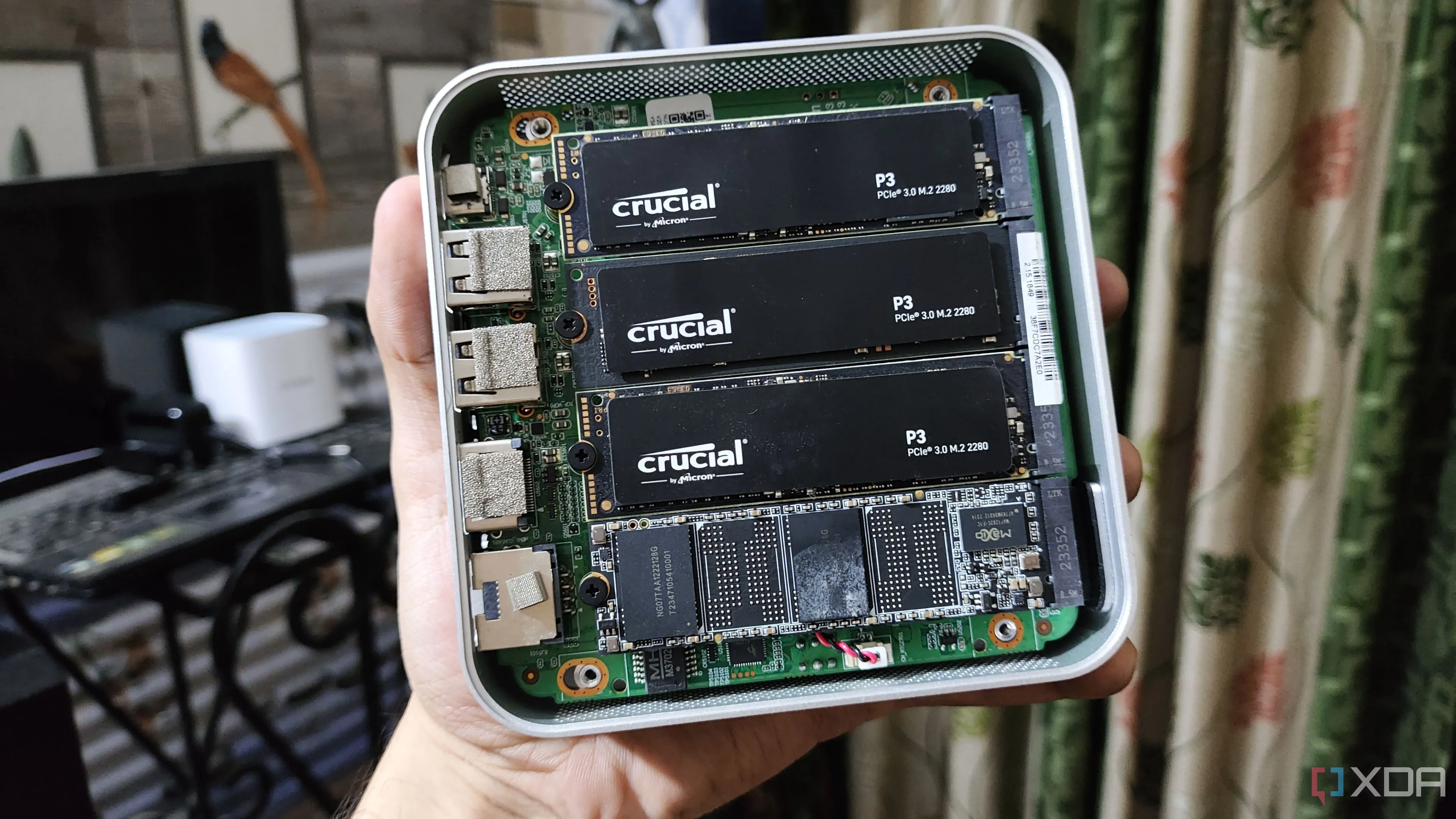 Hệ thống NAS Aiffro với bốn ổ SSD đang được cắm vào