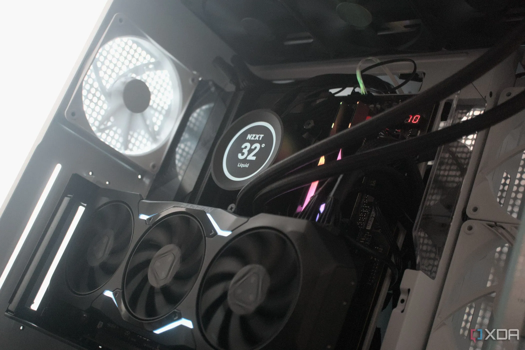 Hệ thống PC được xây dựng bên trong vỏ case NZXT H9 Flow, minh họa khả năng lắp ráp máy tính với linh kiện hiệu quả và không nhất thiết phải là mới nhất