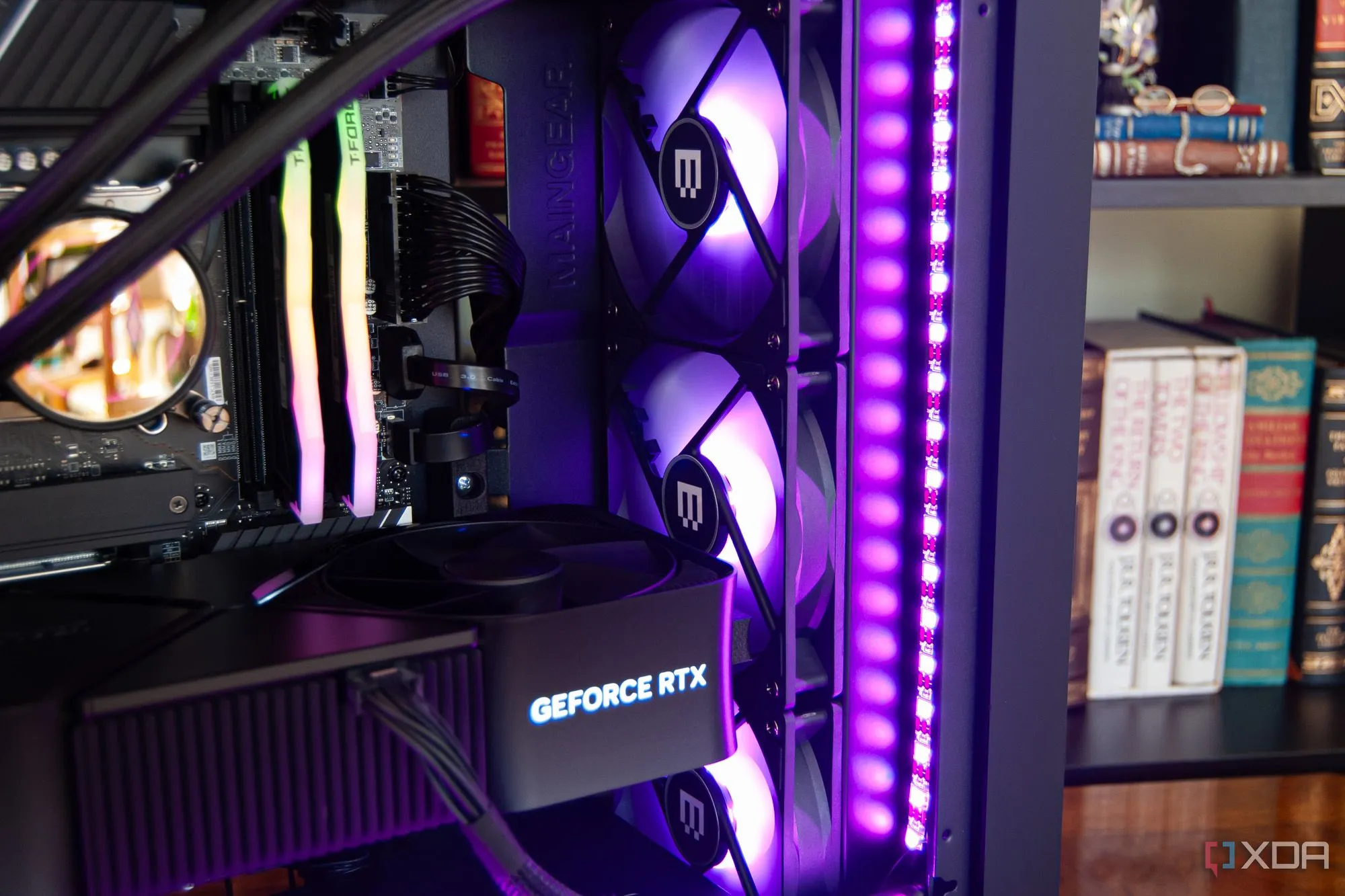 Hệ thống tản nhiệt AIO Maingear MG-1 Legendary AiO fans, đại diện cho những linh kiện PC cao cấp giúp kiểm soát nhiệt độ CPU và GPU