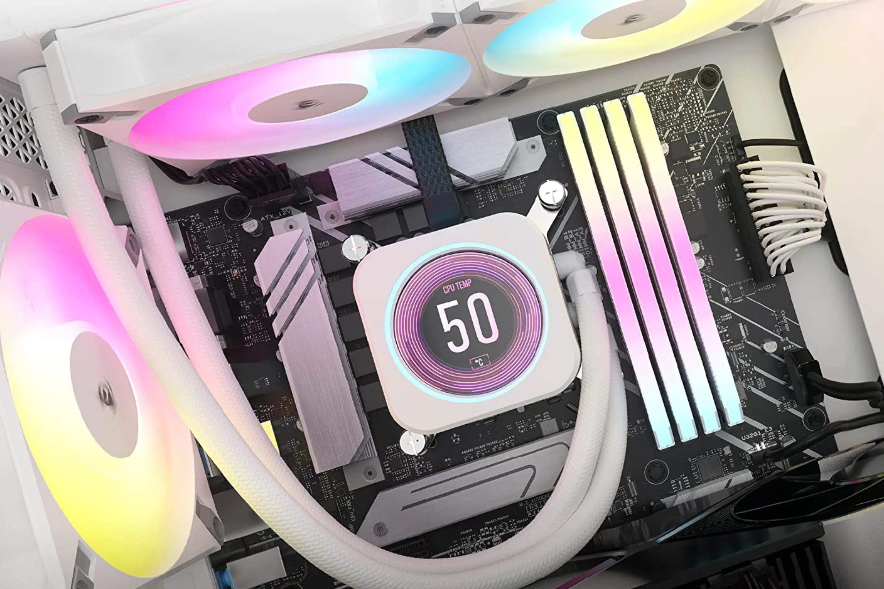 Hệ thống tản nhiệt nước AIO Corsair iCUE H150i Elite LCD XT trong máy tính với đèn RGB