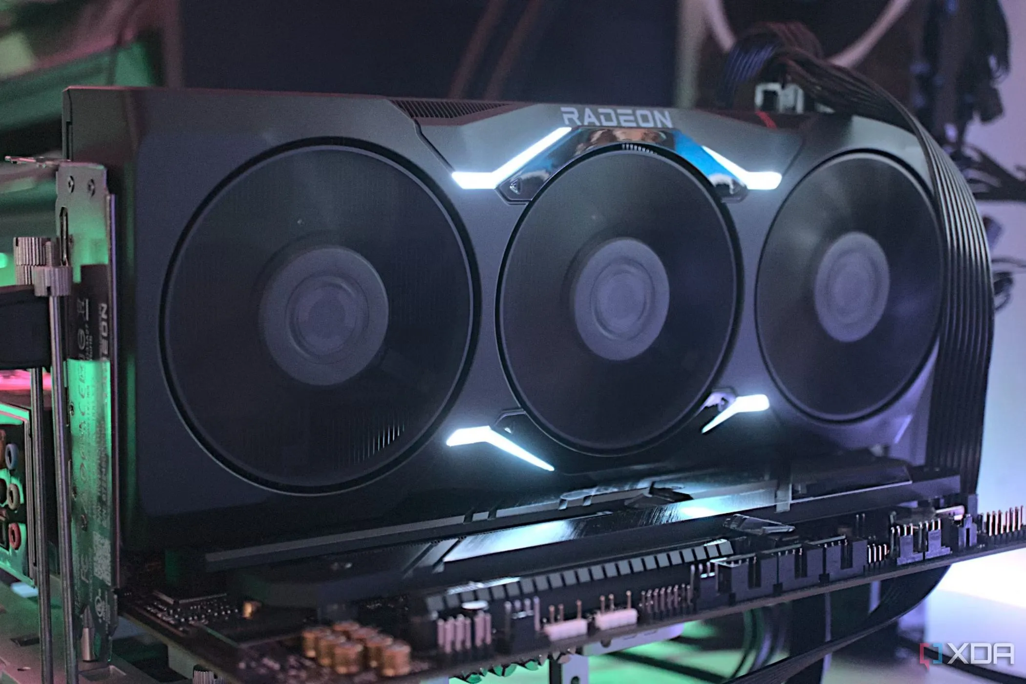 Hình ảnh cận cảnh card đồ họa AMD Radeon RX 7900 XTX RDNA 3