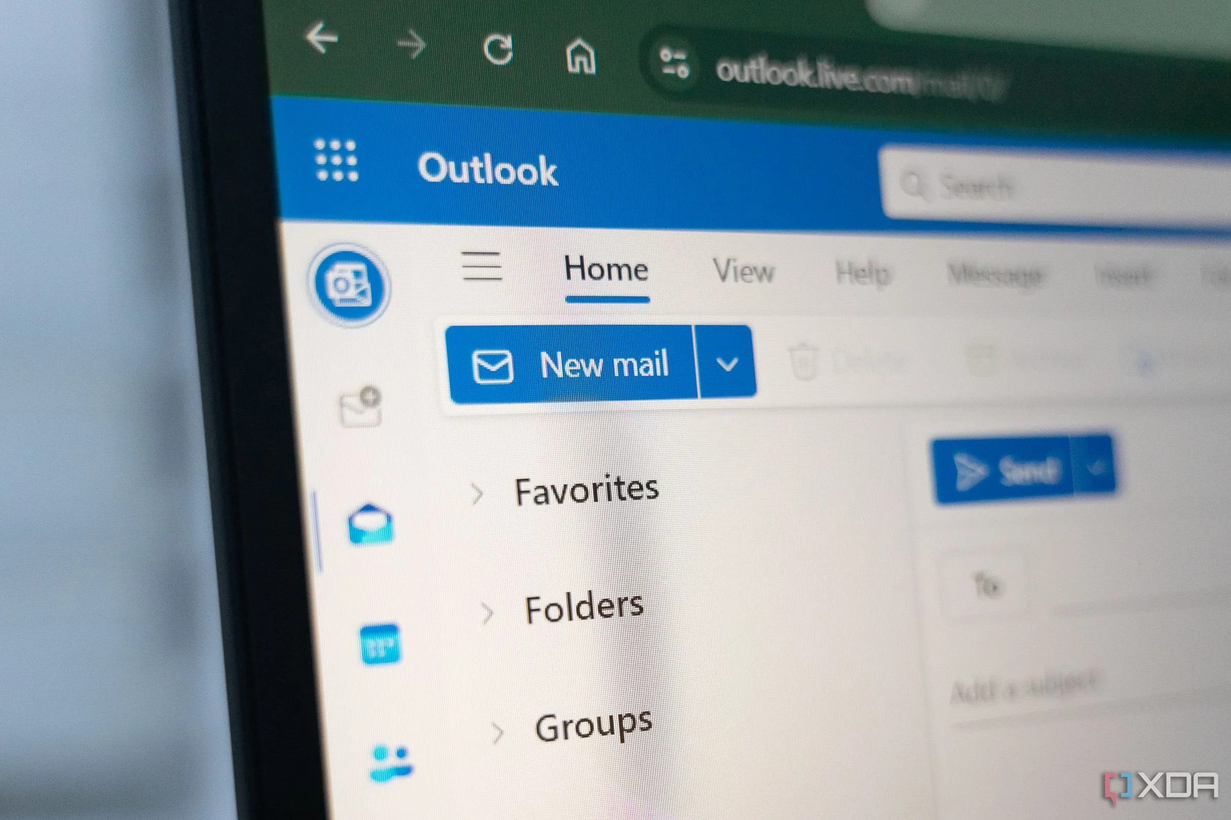 Hình ảnh cận cảnh giao diện ứng dụng Microsoft Outlook