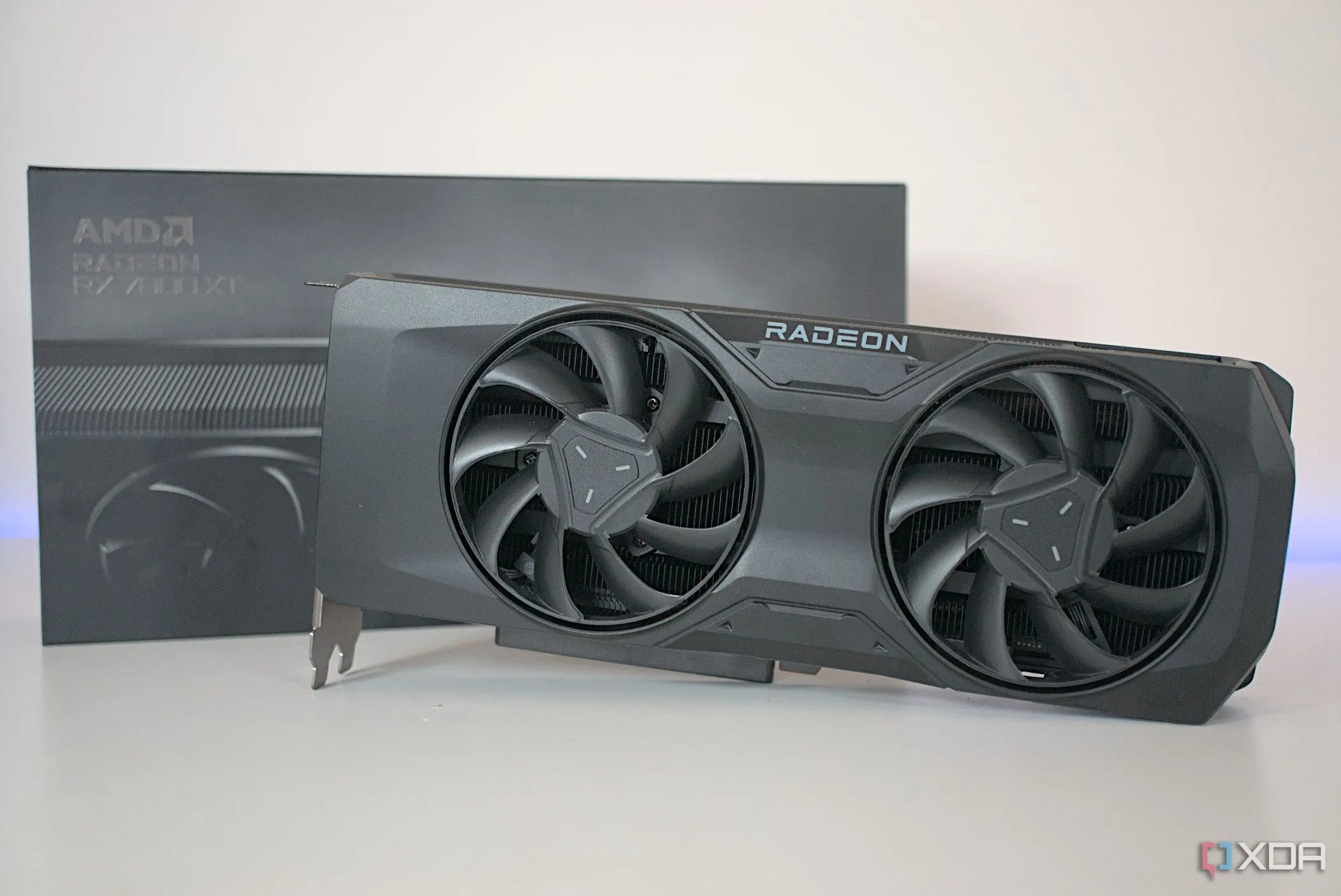 Hình ảnh cận cảnh mặt trước của card đồ họa AMD Radeon RX 7800 XT