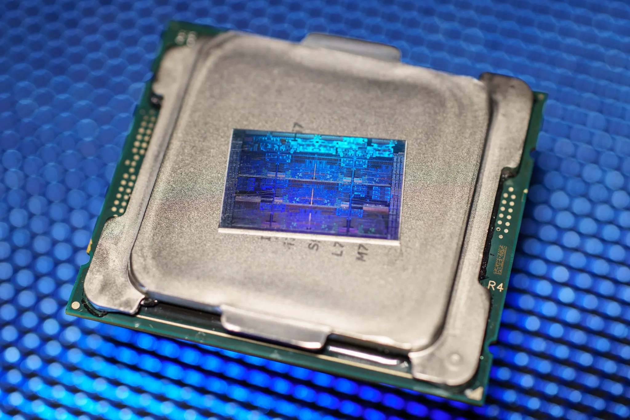 Hình ảnh cận cảnh một CPU Intel đã được tháo nắp (delidded)