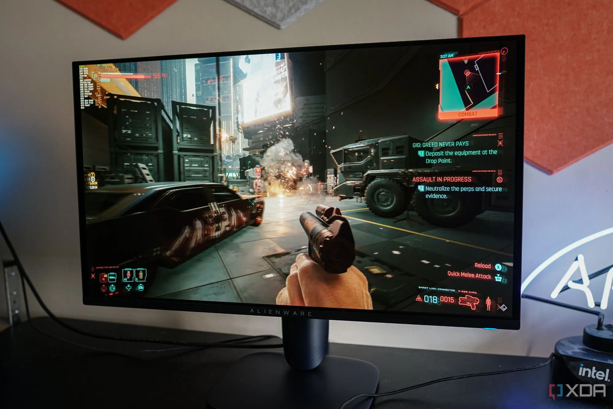 Hình ảnh cận cảnh một màn hình gaming Alienware, minh họa cho trải nghiệm hiển thị sắc nét với độ sáng cao trong các tựa game