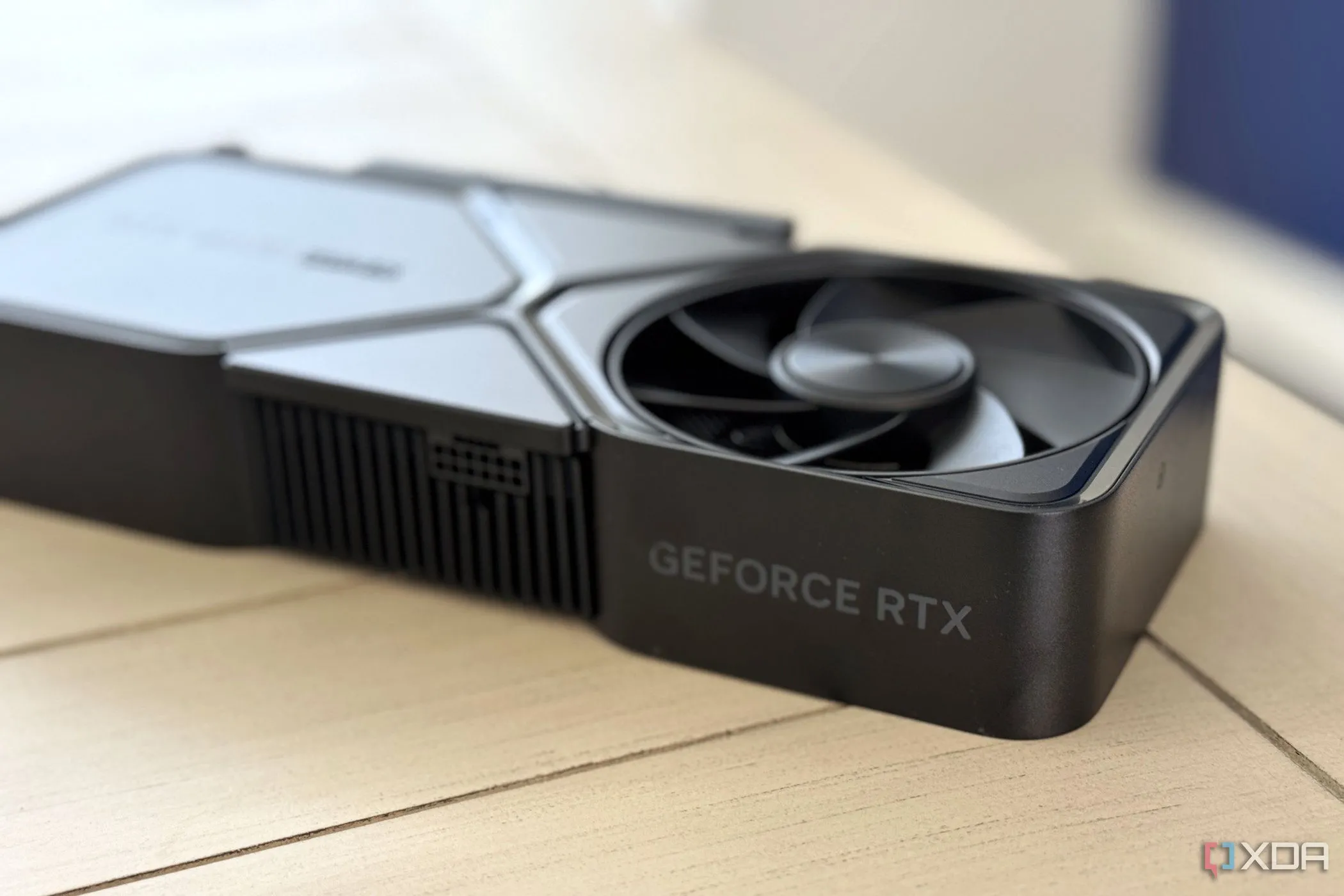 Hình ảnh card đồ họa Nvidia GeForce RTX 4070 Super Founders Edition từ góc nhìn chéo