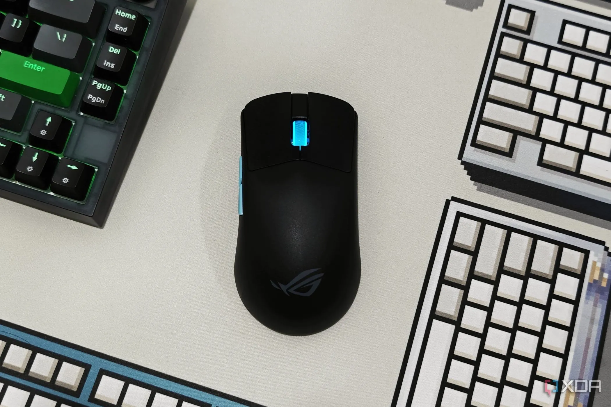 Hình ảnh chuột gaming ASUS ROG Harpe Ace Aim Lab Edition nhìn từ trên xuống, một ví dụ về thiết kế chuột hiện đại.