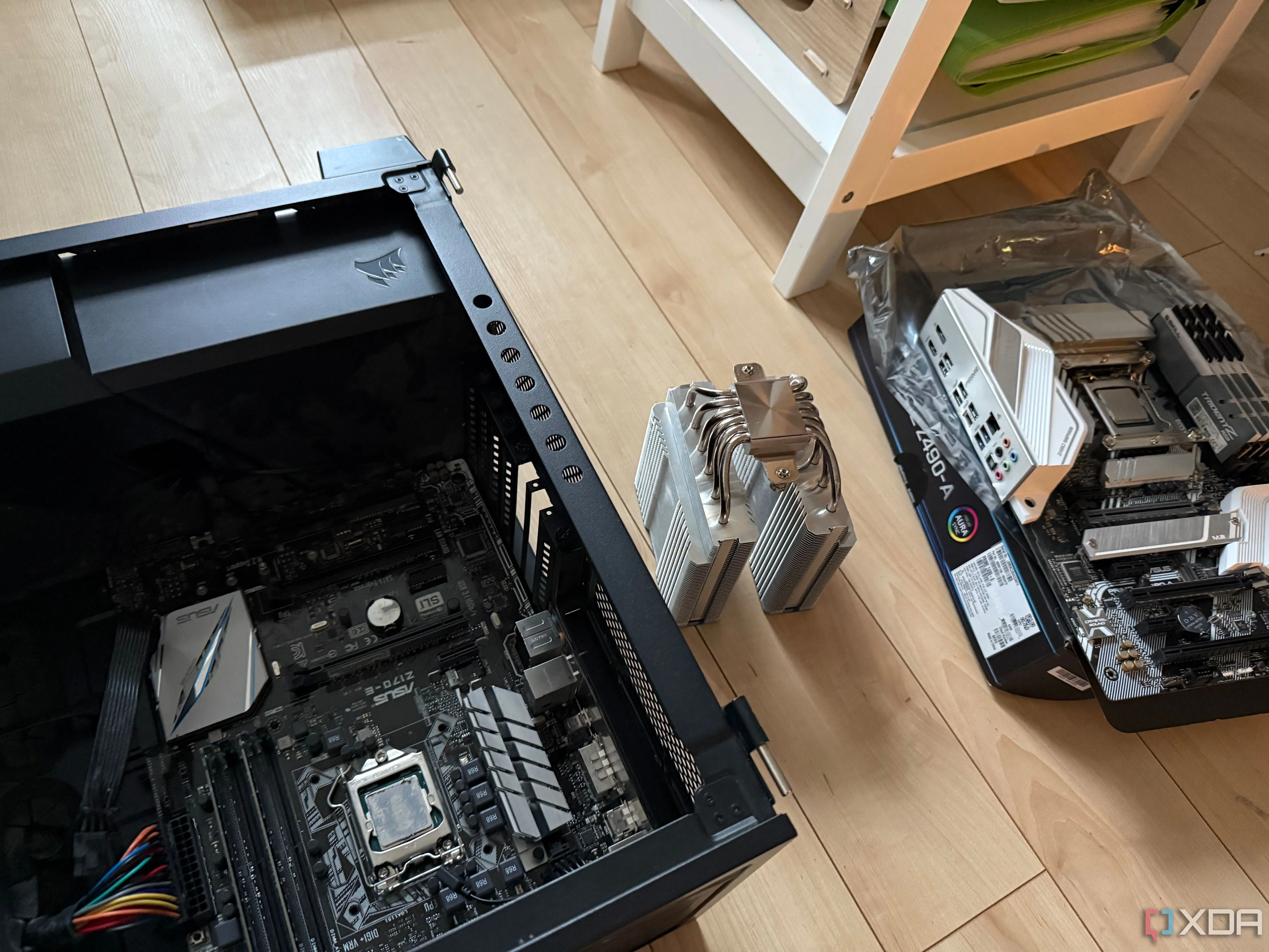 Hình ảnh hai bo mạch chủ và bộ tản nhiệt khí CPU, minh họa cho các linh kiện PC cần nâng cấp thường xuyên.