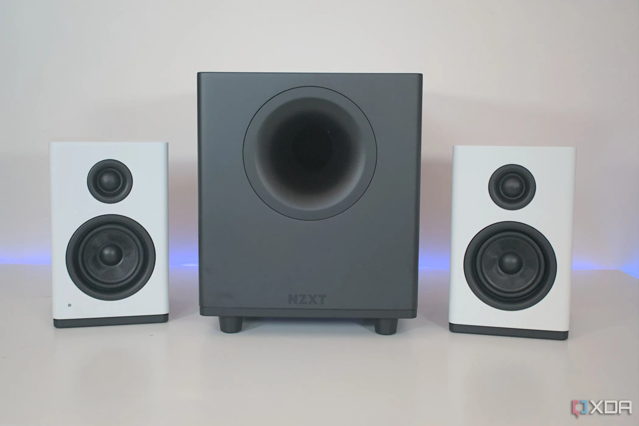Hình ảnh loa và loa siêu trầm NZXT Relay, thể hiện một hệ thống âm thanh chất lượng cao cho PC