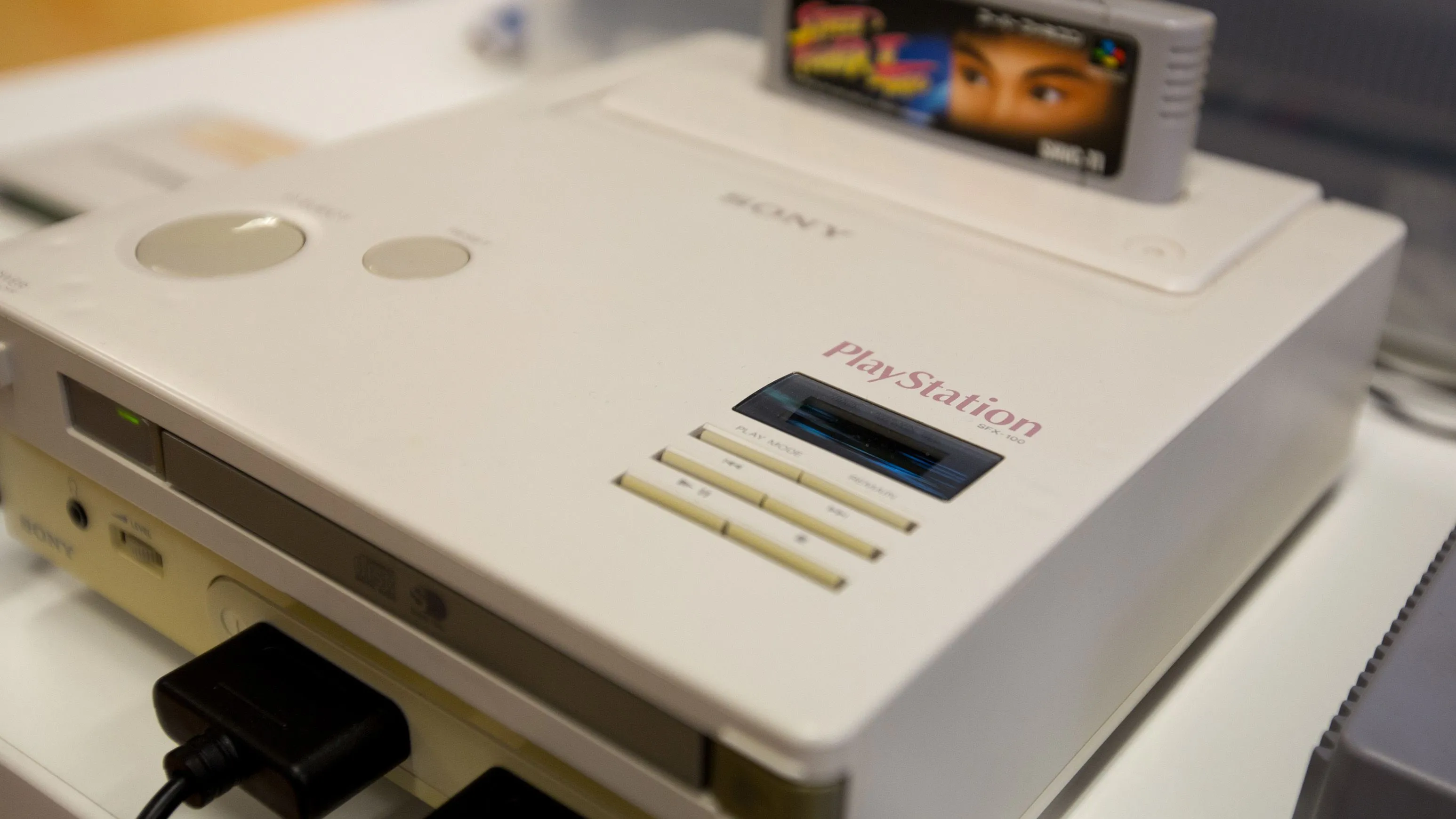 Hình ảnh máy console Nintendo PlayStation nguyên mẫu, một trong những console prototype độc đáo và đồ sưu tầm quý hiếm của Nintendo.