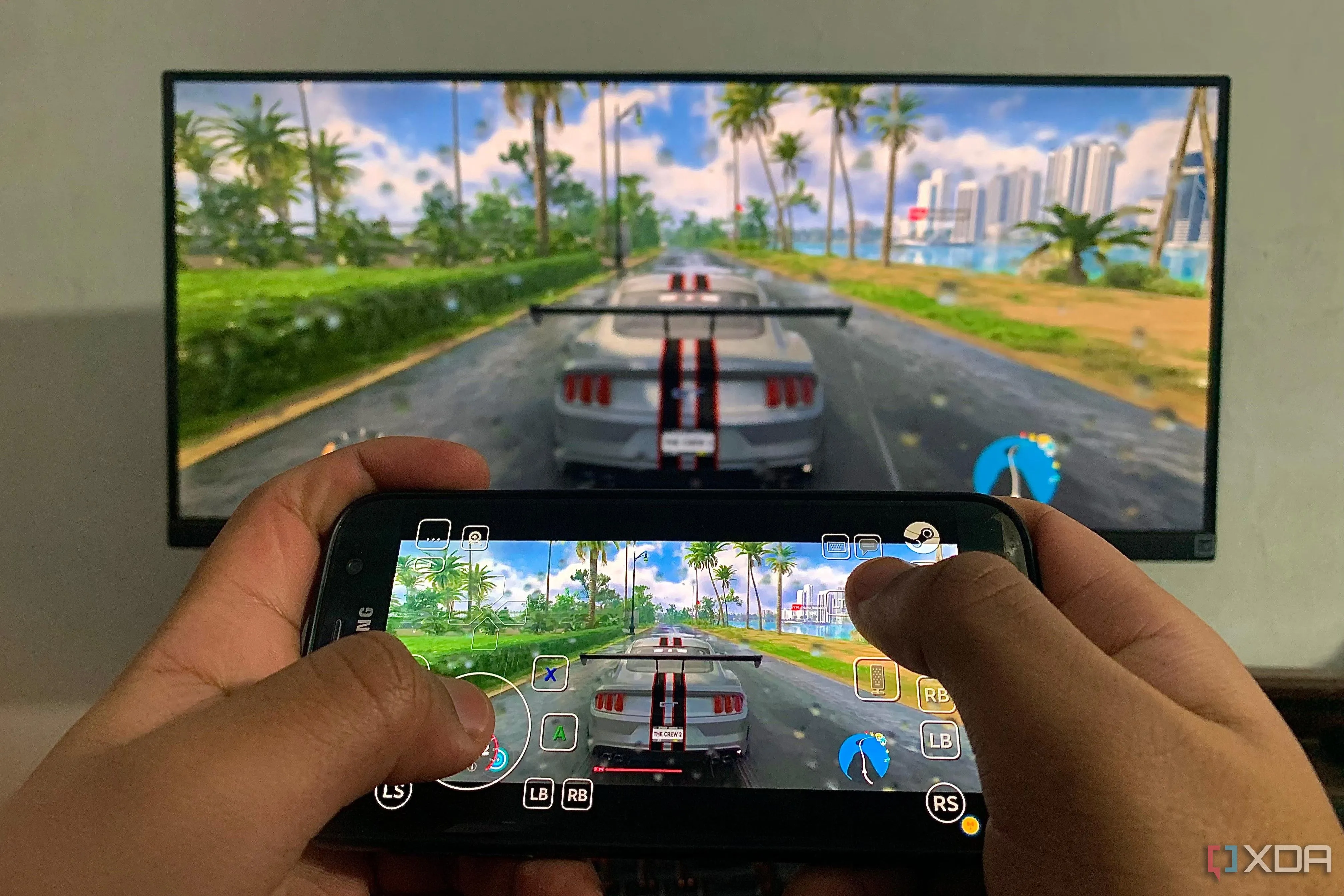Hình ảnh minh họa cách sử dụng Steam Link để truyền phát game từ PC sang điện thoại thông minh.