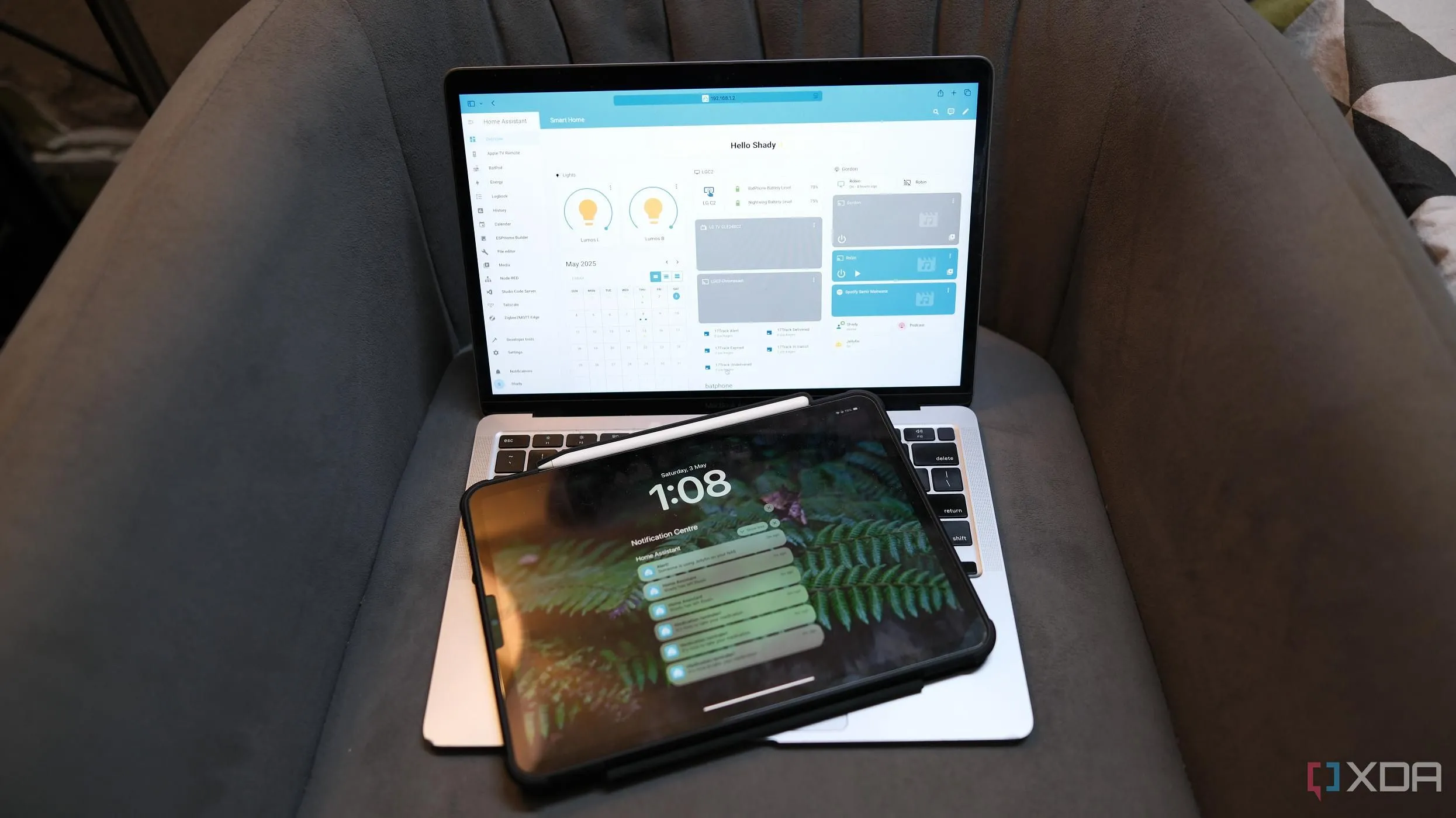 Hình ảnh minh họa một laptop và một máy tính bảng đang hiển thị giao diện Home Assistant, chạy các tác vụ tự động hóa trong một máy chủ gia đình, cho thấy khả năng tích hợp linh hoạt của Ubuntu với các công cụ quản lý tự động.