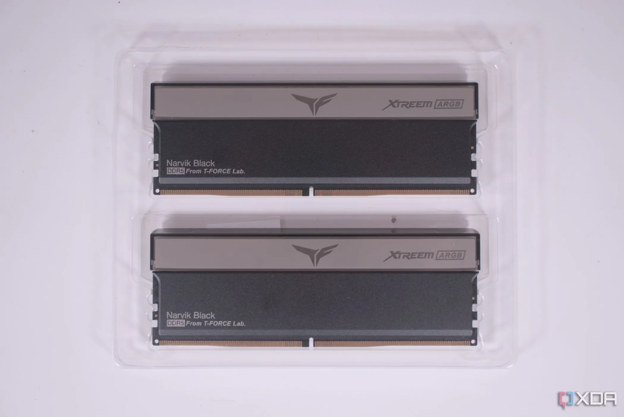 Hình ảnh mở hộp bộ nhớ RAM TeamGroup T-FORCE XTREE ARGB DDR5, tượng trưng cho nâng cấp hiệu năng máy tính tiết kiệm.