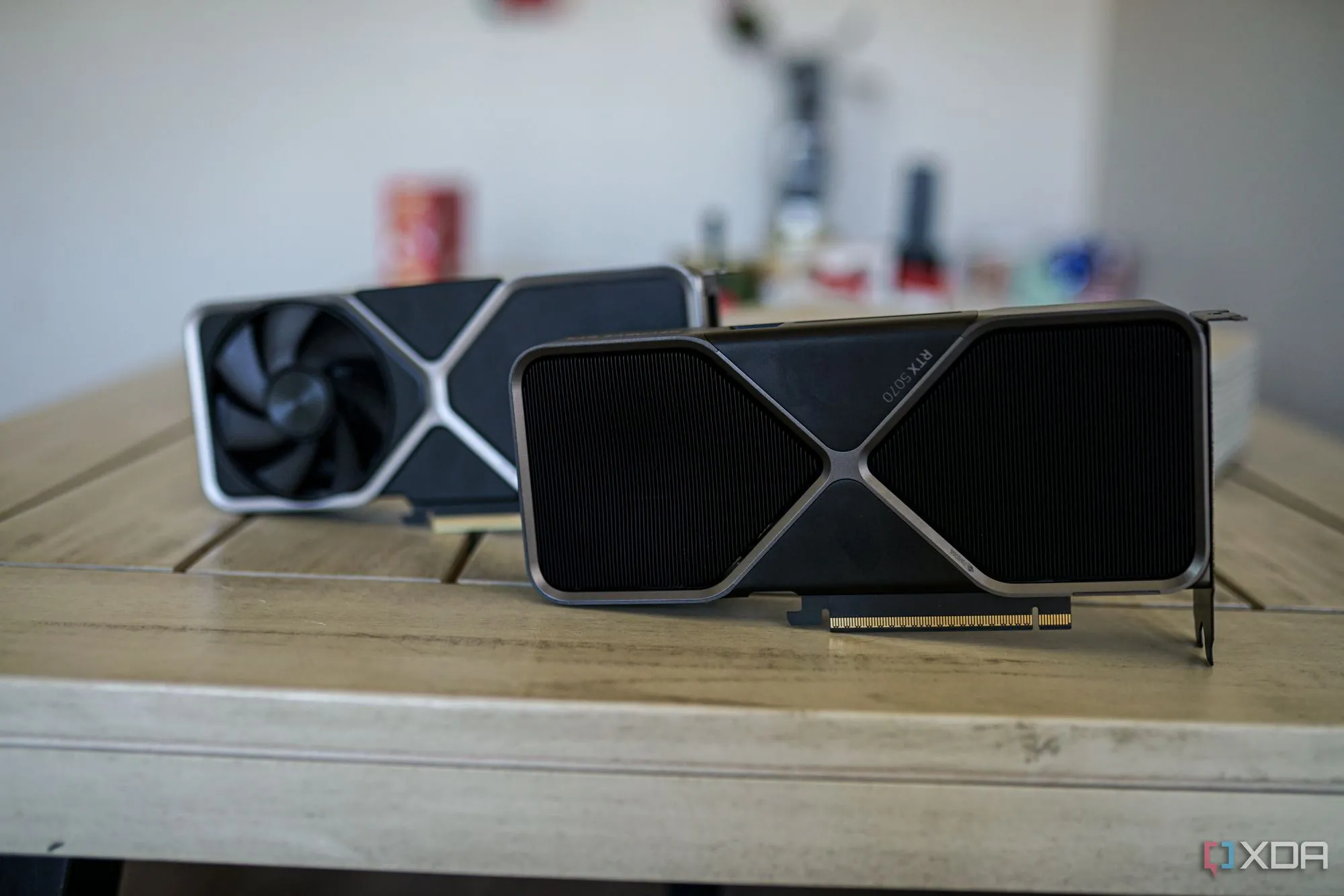 Hình ảnh một card đồ họa NVIDIA RTX, biểu trưng cho linh kiện PC và thách thức nâng cấp trong các hệ thống PC SFF do giới hạn kích thước.