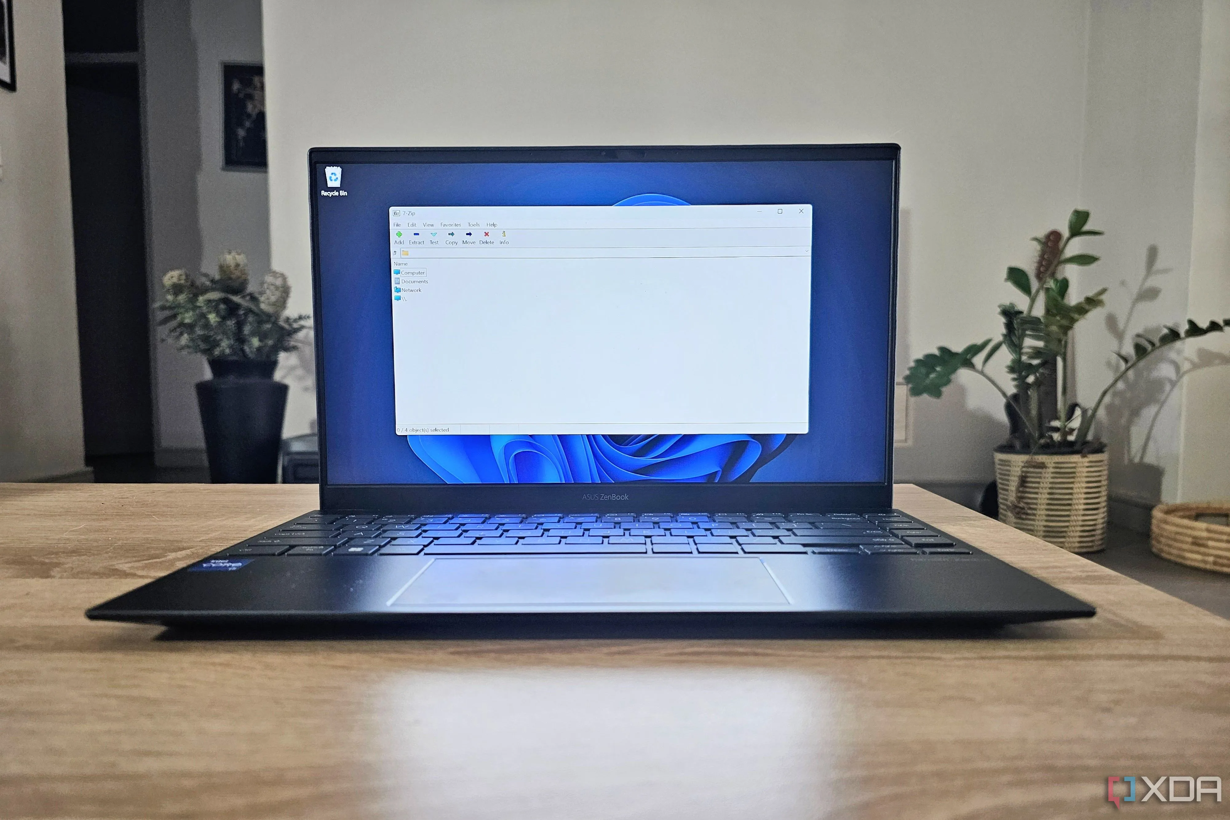 Hình ảnh một chiếc laptop hiển thị giao diện tối giản, tượng trưng cho khả năng chạy hiệu quả của Apostrophe trên các thiết bị Linux.