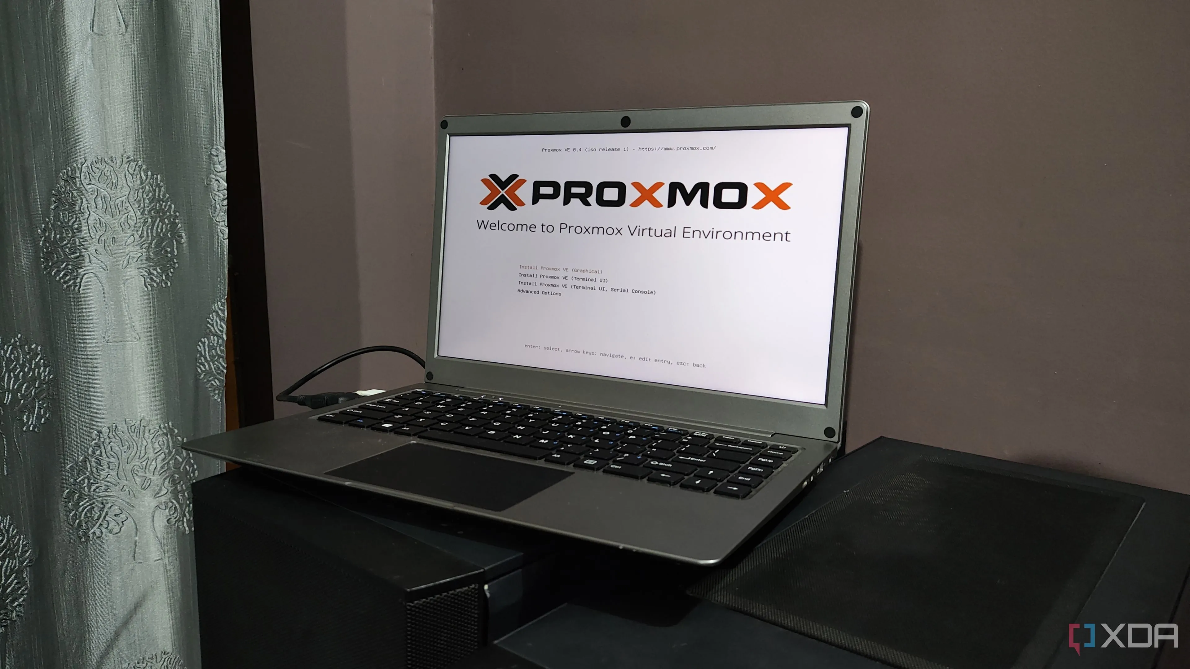 Hình ảnh một máy tính cũ đang chạy Proxmox, thể hiện khả năng tái sử dụng phần cứng cho các giải pháp ảo hóa và Docker LXC.