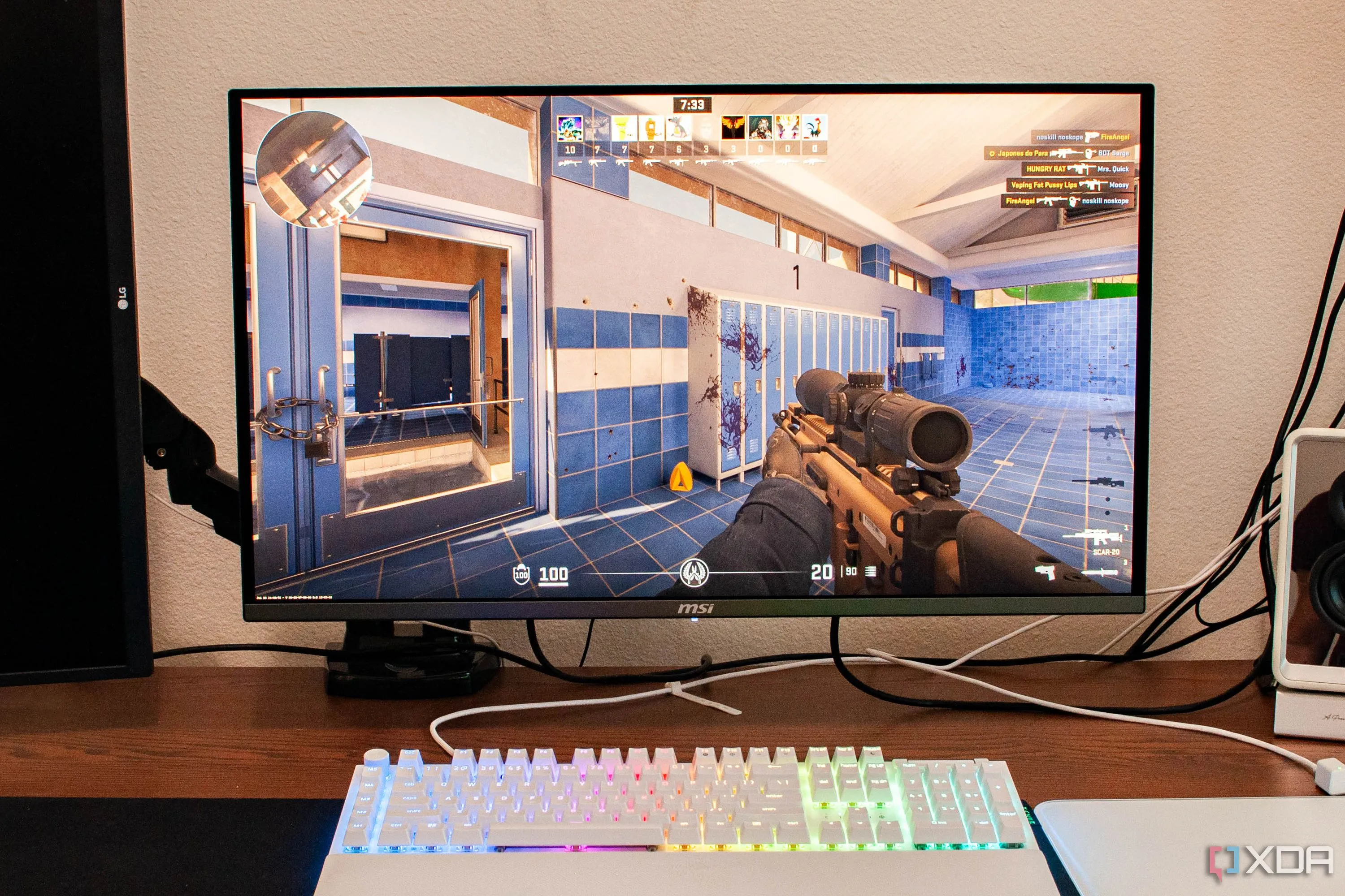 Hình ảnh một người đang chơi Counter-Strike 2 (CS2) trên máy tính cá nhân, thể hiện trải nghiệm gaming mượt mà