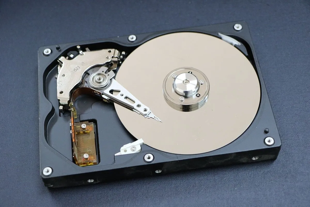 Hình ảnh một ổ đĩa cứng cơ học (HDD) với các thành phần bên trong
