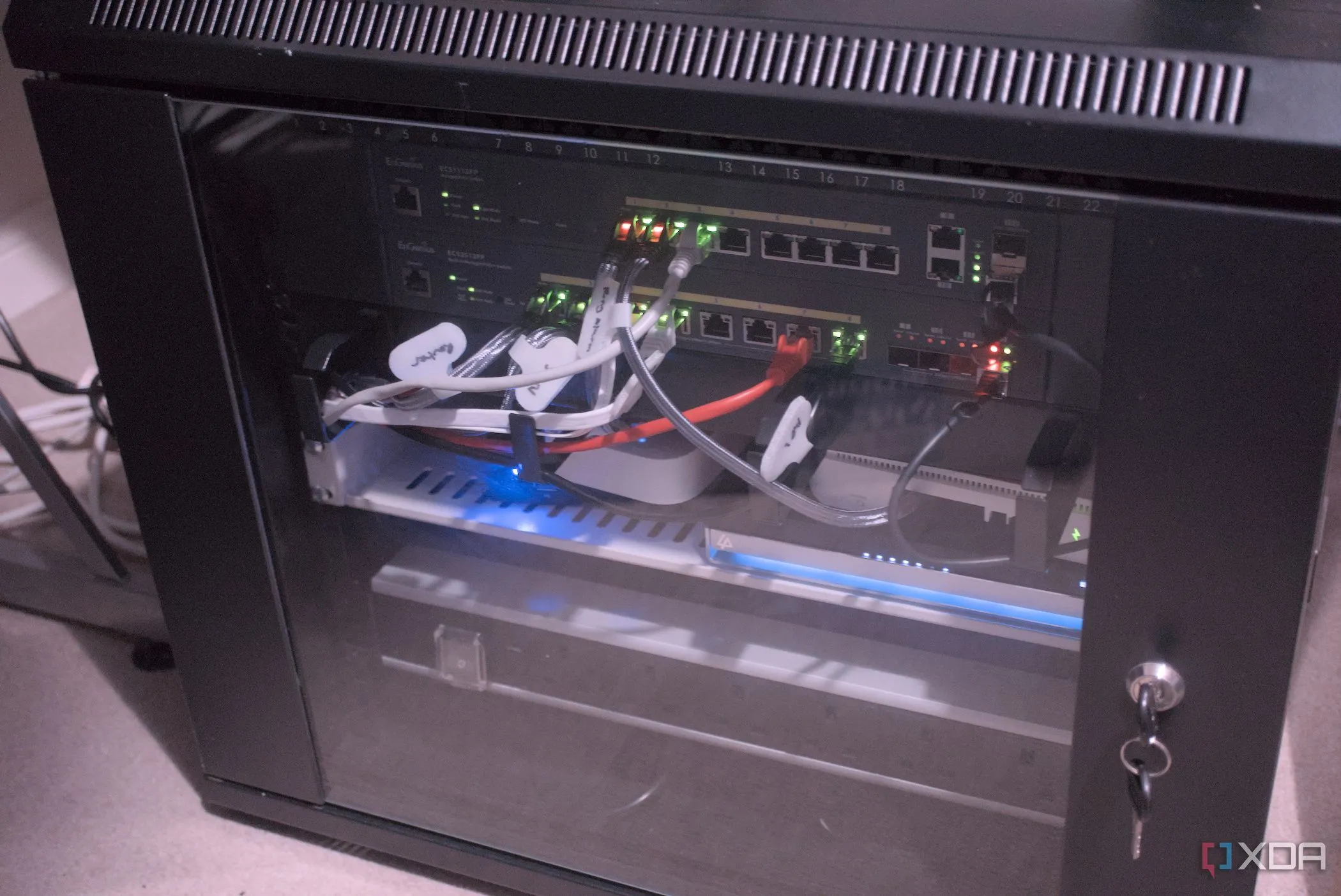 Hình ảnh một tủ mạng chứa các thiết bị mạng và cáp ethernet, minh họa hạ tầng cần thiết cho tường lửa cứng
