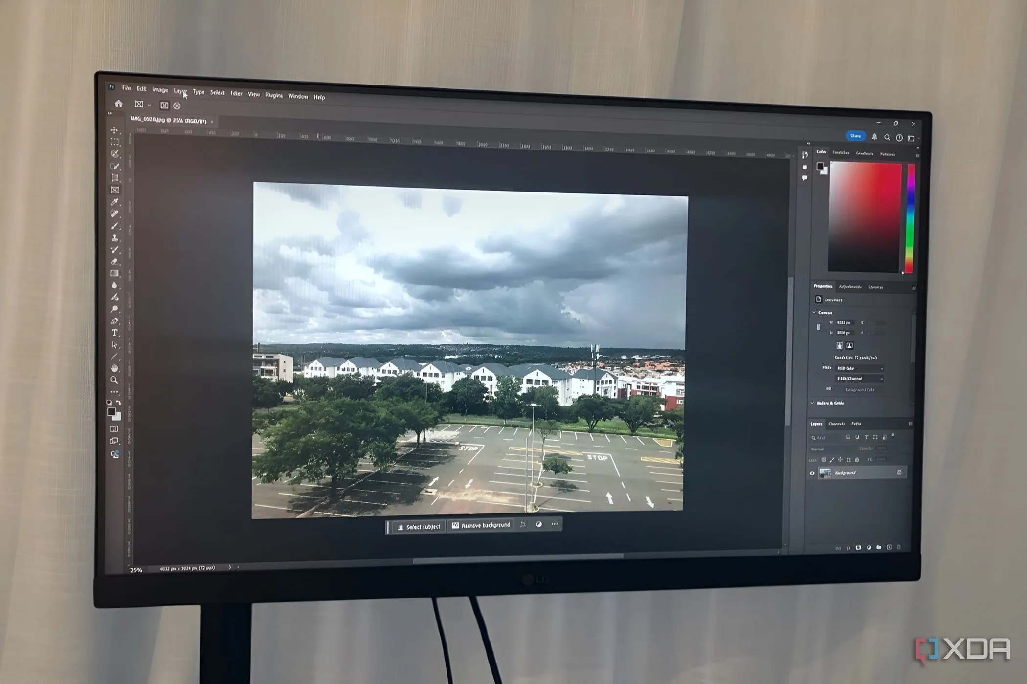 Hình ảnh phong cảnh thành phố được mở trong Adobe Photoshop trên máy tính để bàn, biểu thị quá trình làm việc với các file lớn