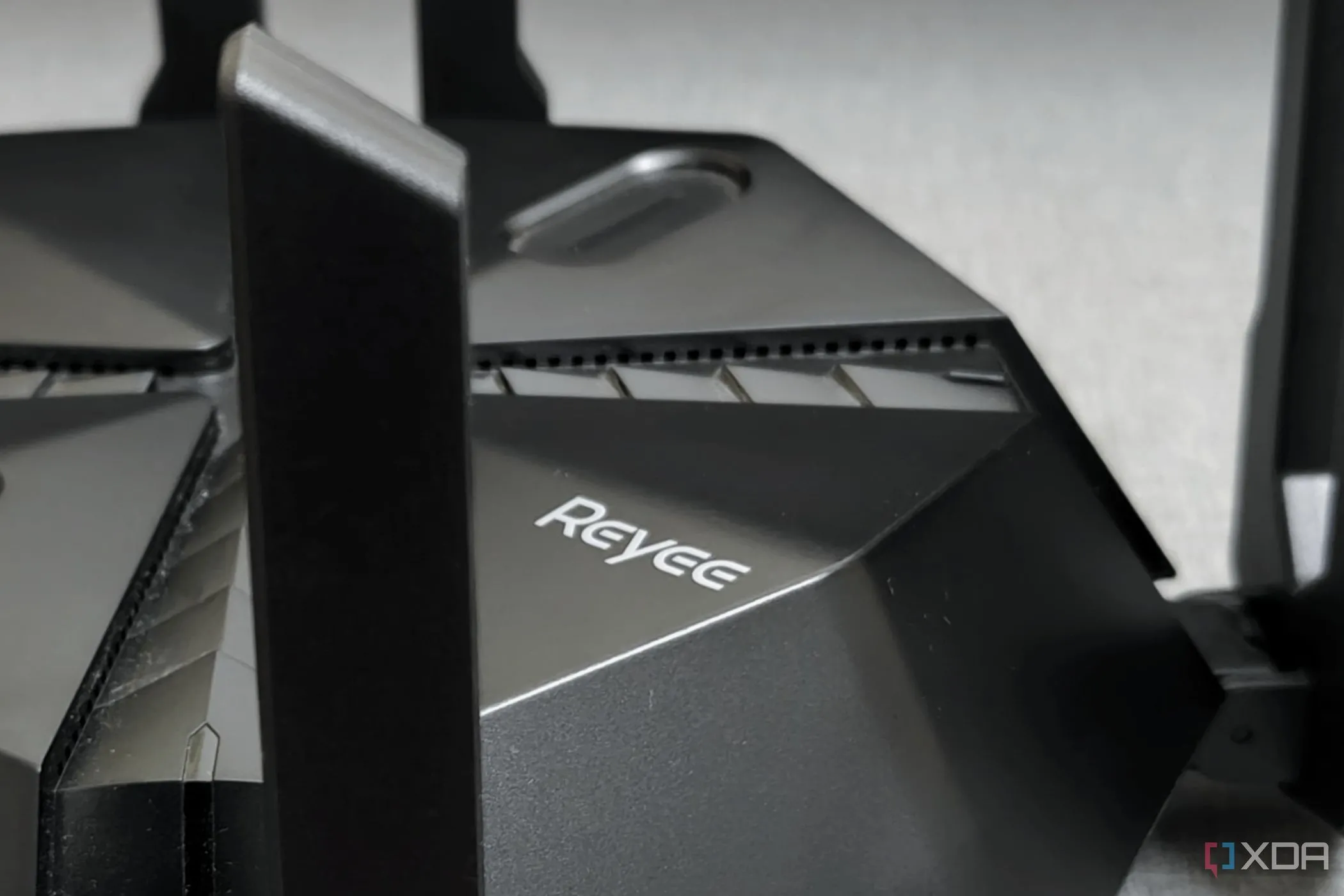 Hình ảnh router chơi game Reyee E6 AX6000, một ví dụ về thiết bị cần kiểm tra cài đặt UPnP và NAT-PMP để đảm bảo an toàn mạng.