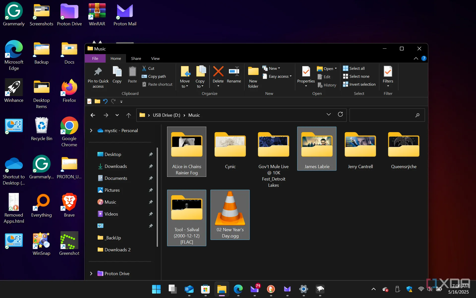 Hình ảnh thanh điều hướng File Explorer cổ điển được khôi phục trên Windows 11 nhờ mod Windhawk.