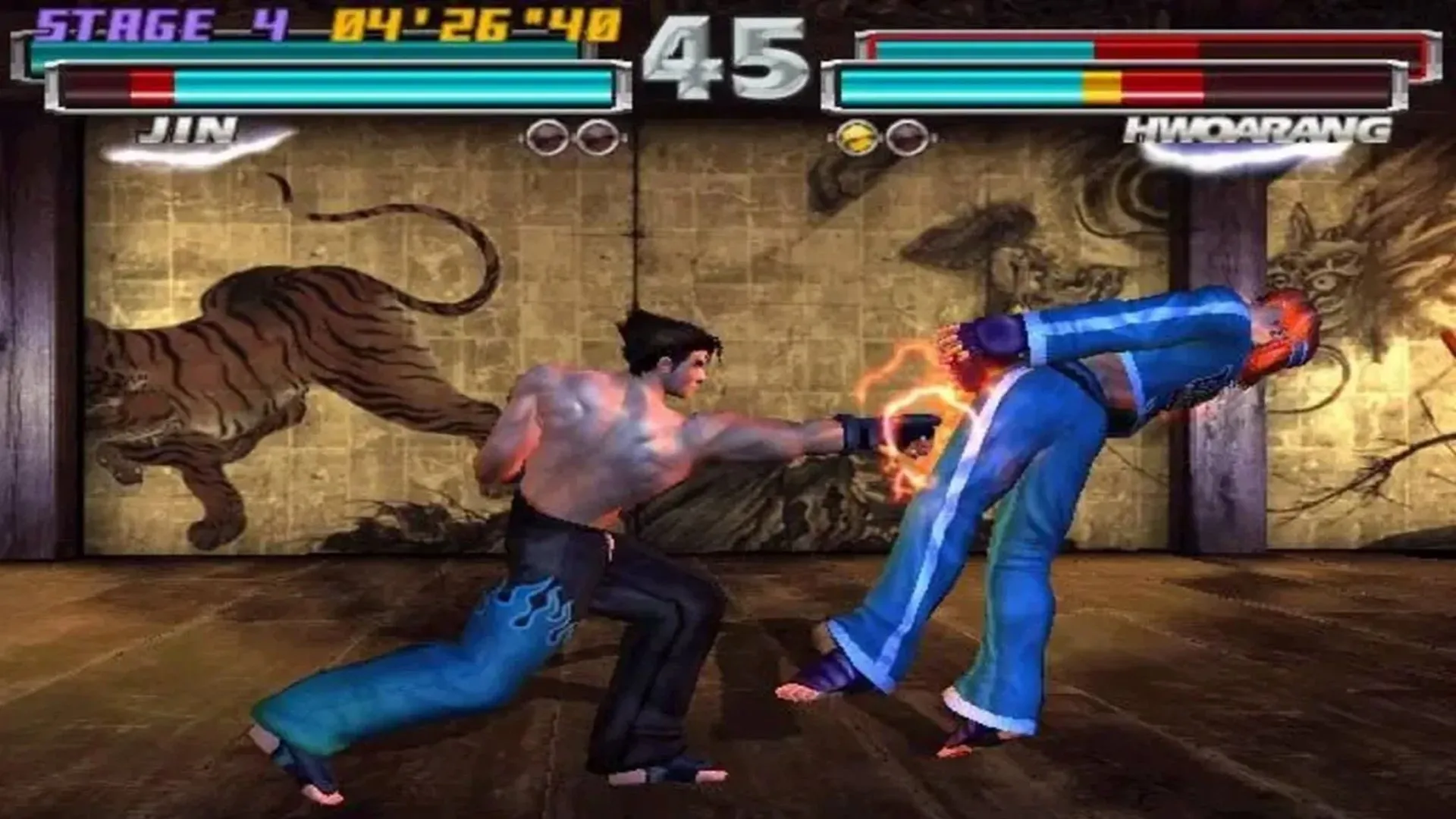 Hình ảnh trận đấu giữa Jin và Hwoarang trong tựa game Tekken Tag Tournament