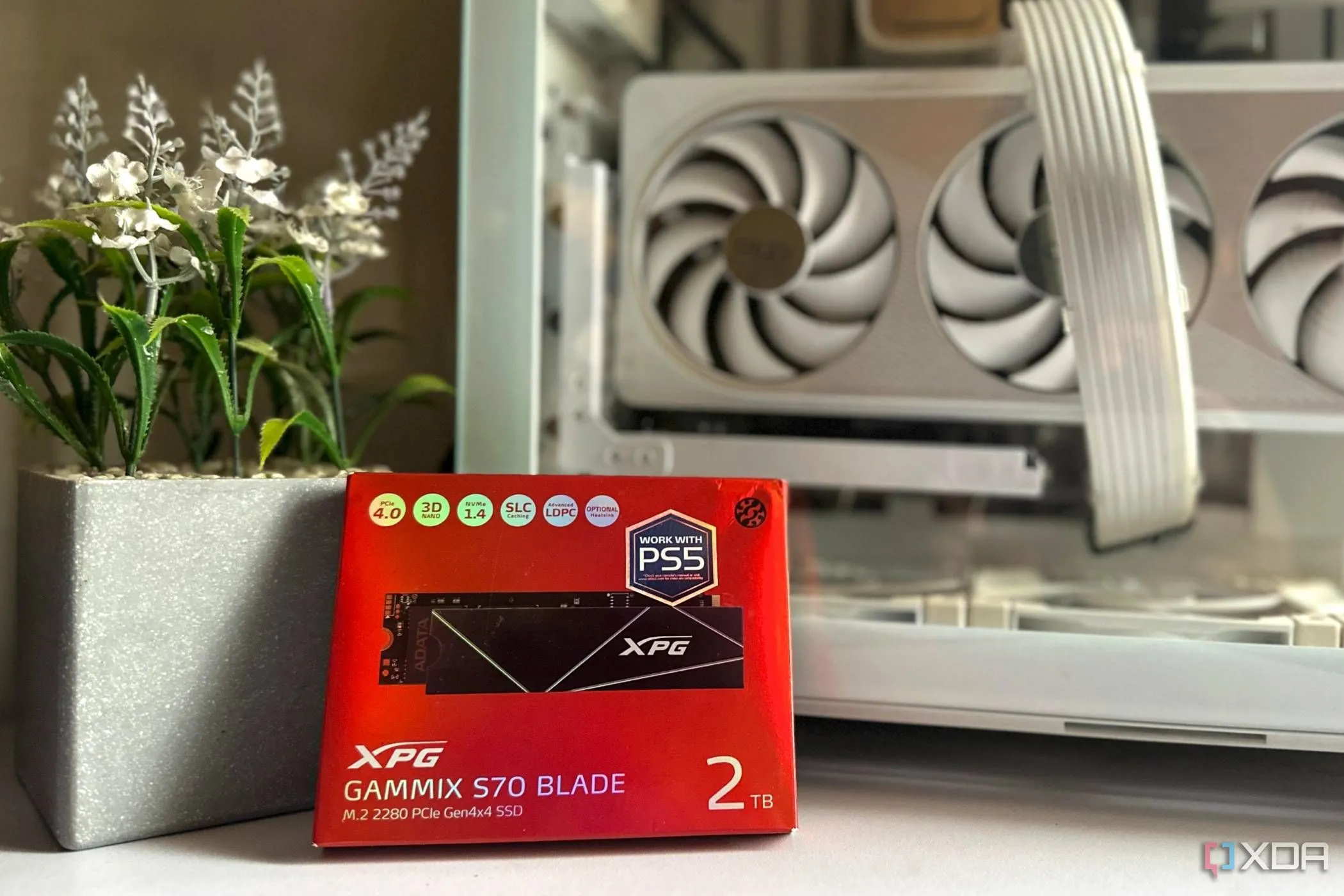 Hộp đựng SSD XPG GAMMIX S70 Blade 2TB nổi bật với màu đỏ