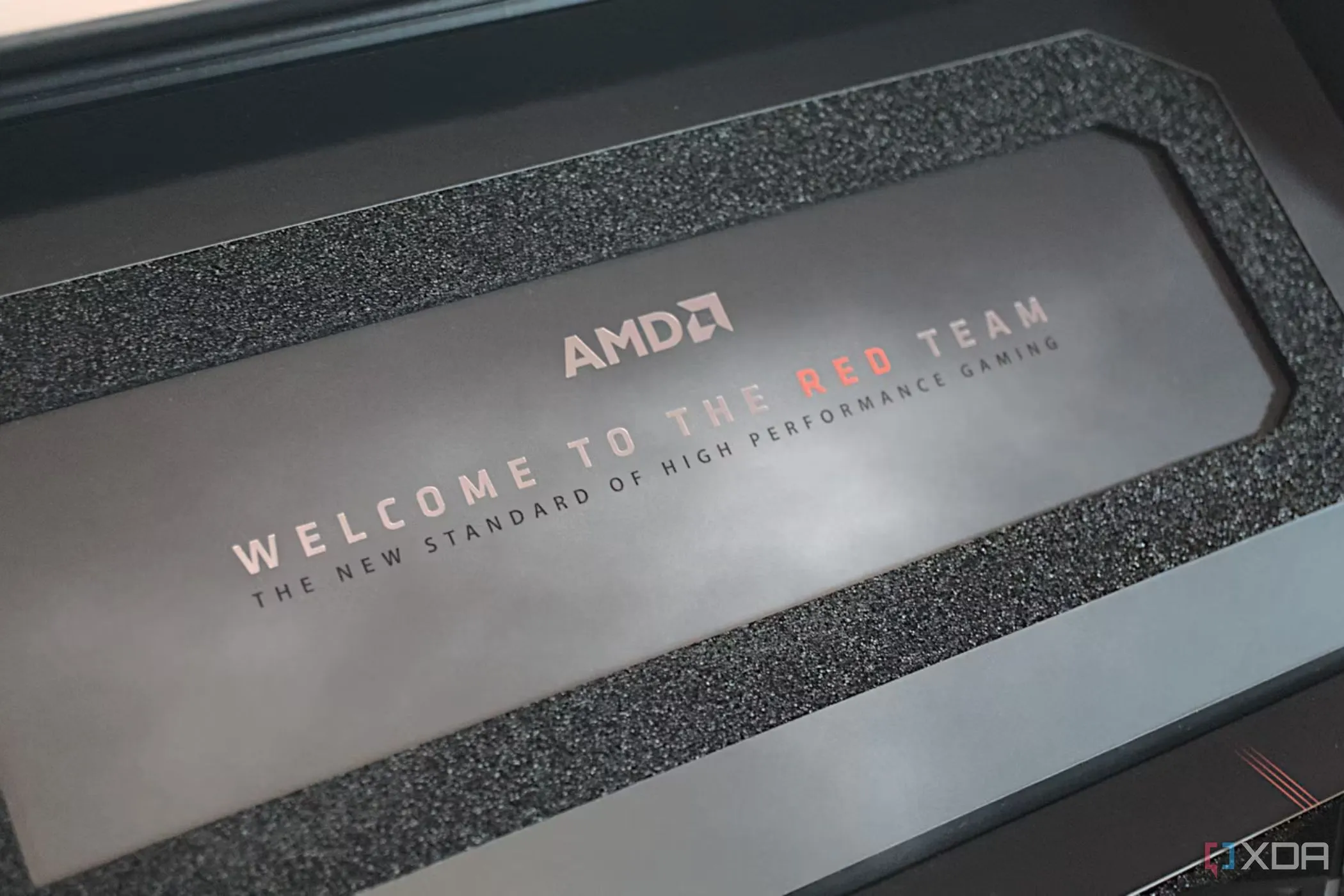 Hộp sản phẩm card đồ họa AMD Radeon 7900 XT, đại diện cho thế hệ RDNA trước