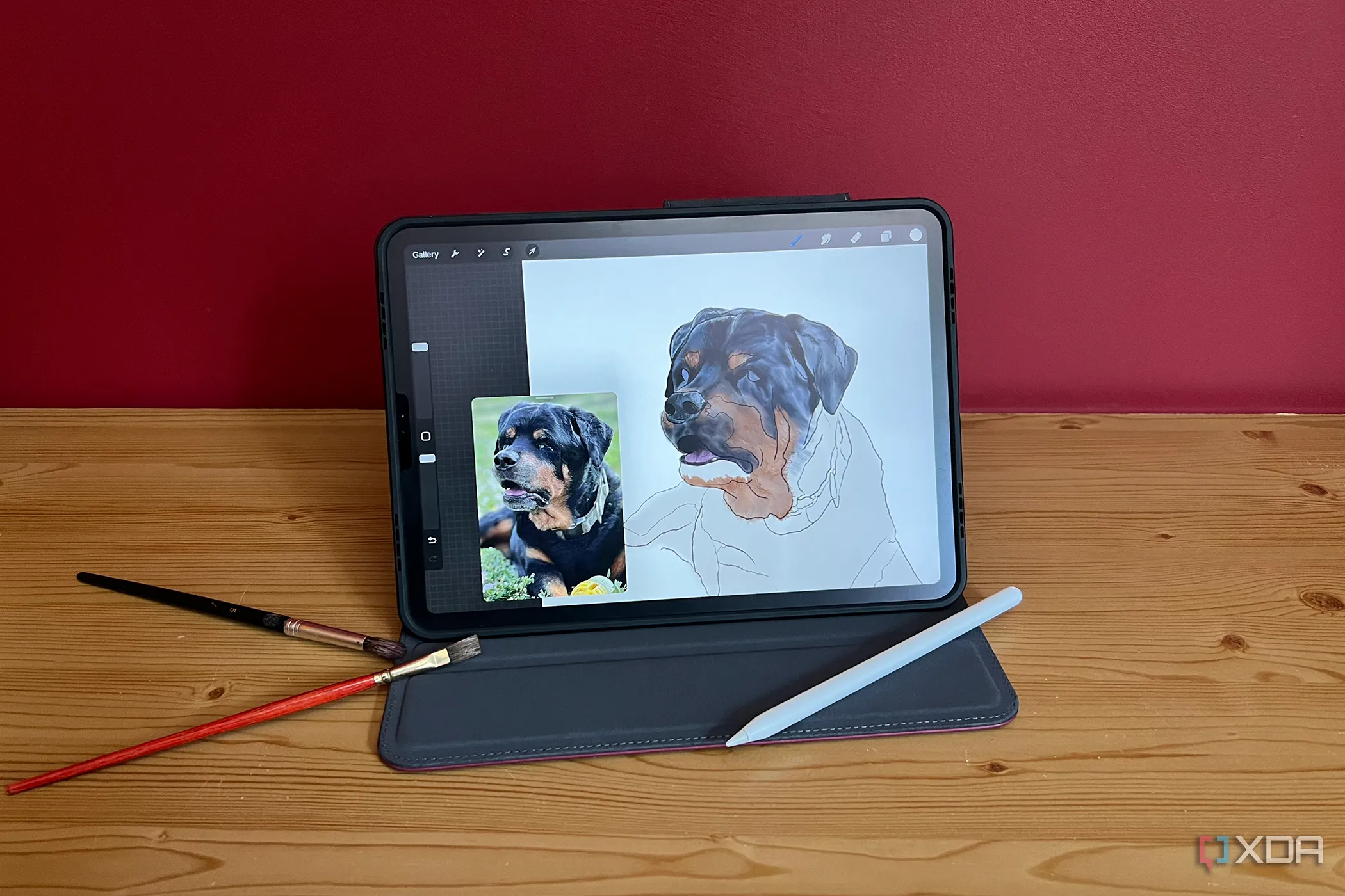 iPad và bút Apple Pencil minh họa khả năng biến máy tính bảng thành khung ảnh số cho Immich