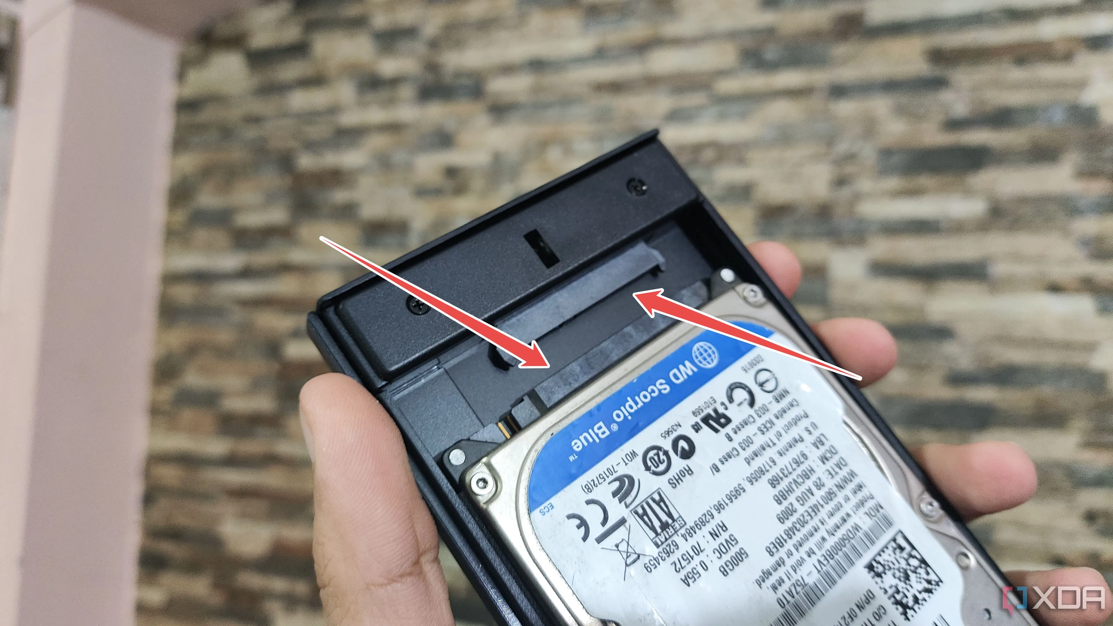 Kết nối cổng nguồn và SATA với ổ cứng HDD để tạo ổ cứng ngoài DIY