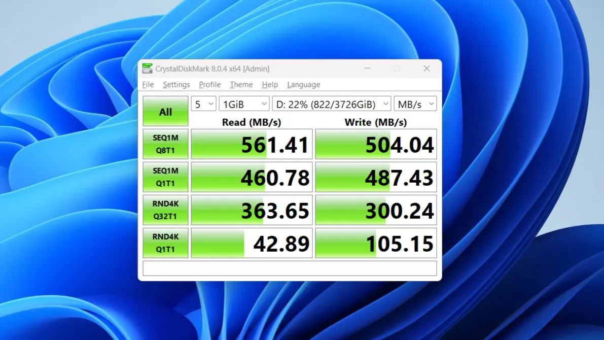 Kết quả kiểm tra tốc độ Crucial MX500 trên CrystalDiskMark, minh họa hiệu suất thực tế của SATA SSD