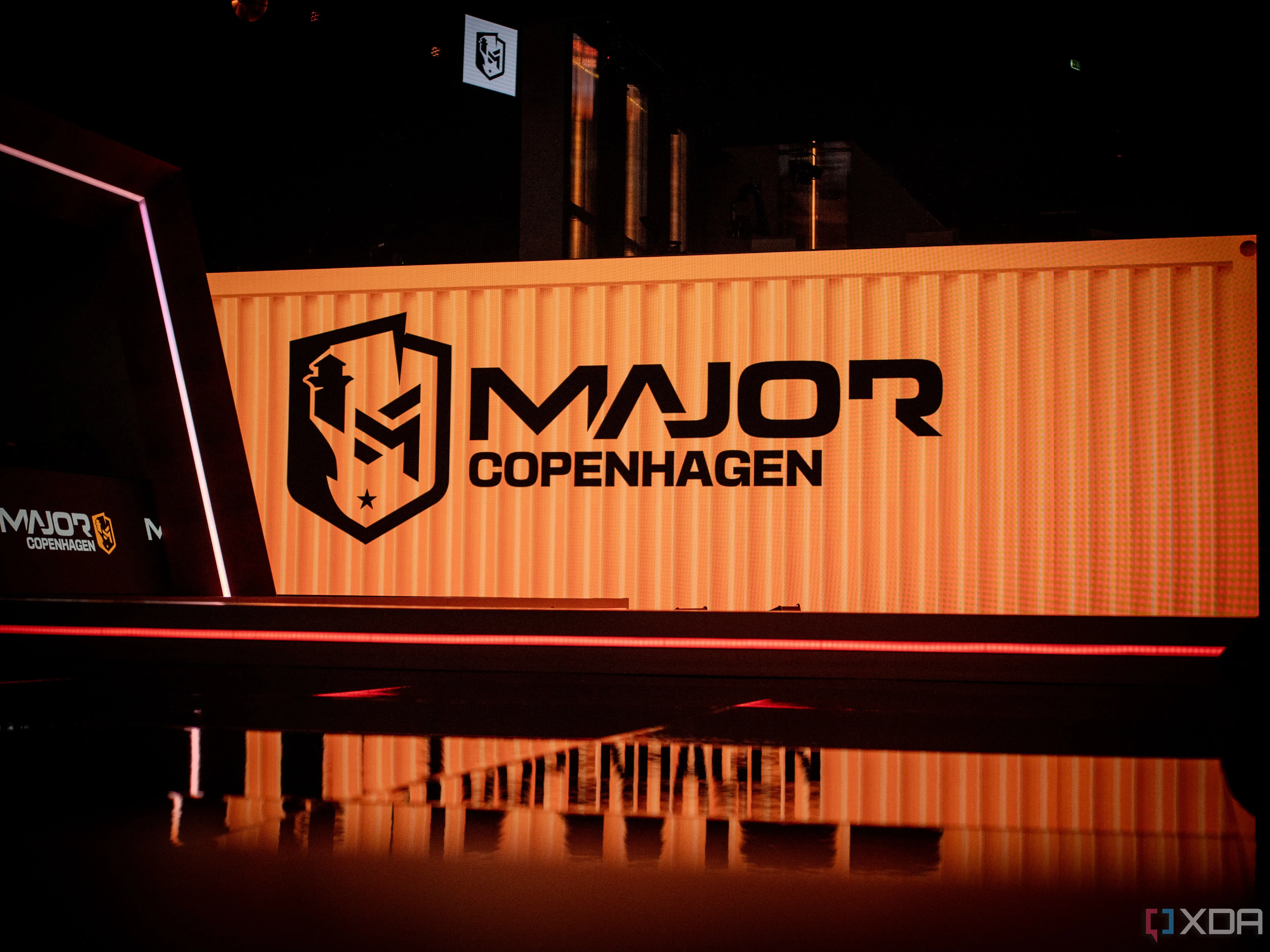 Khán giả cổ vũ tại giải đấu PGL Copenhagen Major, thể hiện sức hút và quy mô lịch sử của Counter-Strike.