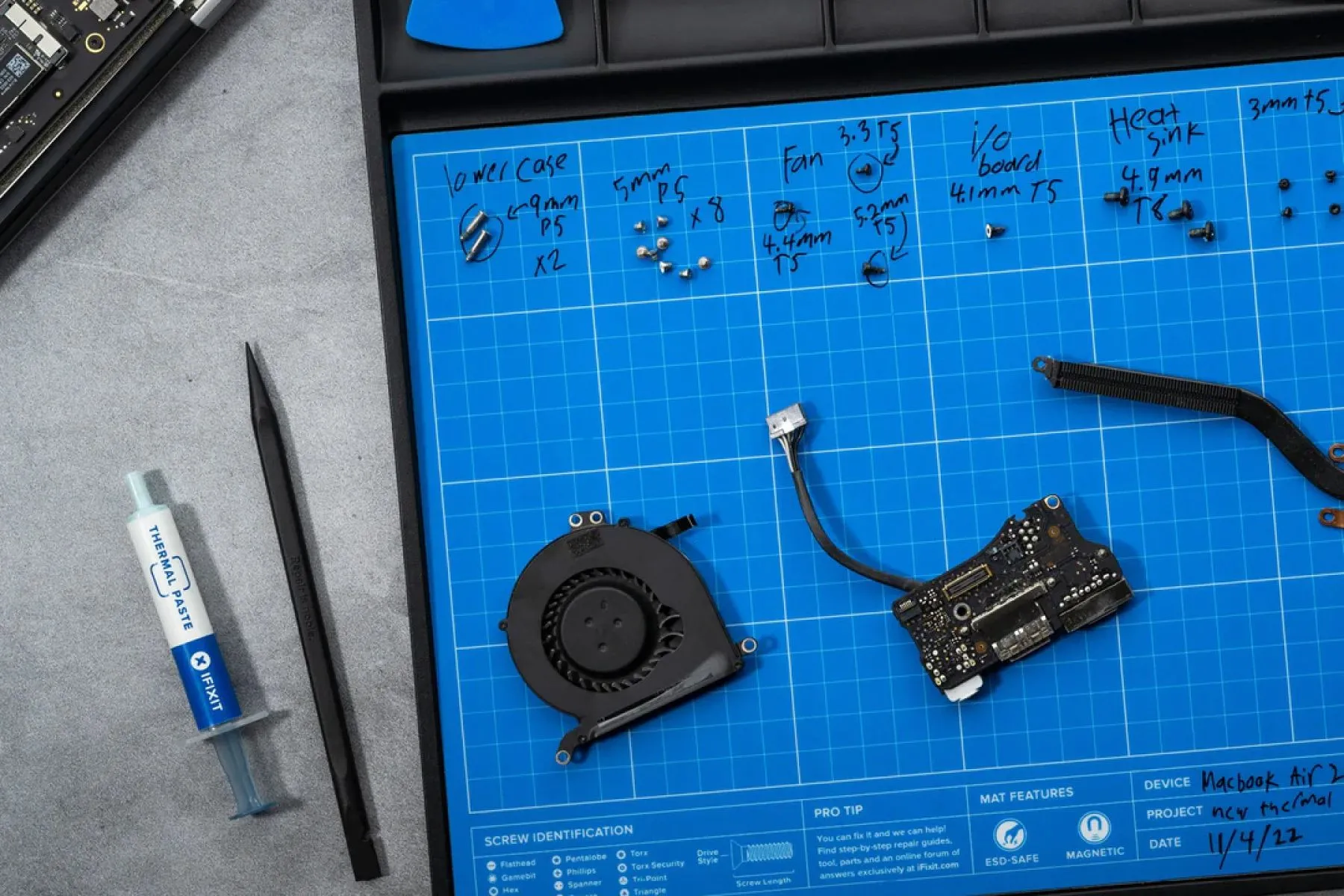 Khay đựng ốc vít FixMat của iFixit trên bàn làm việc