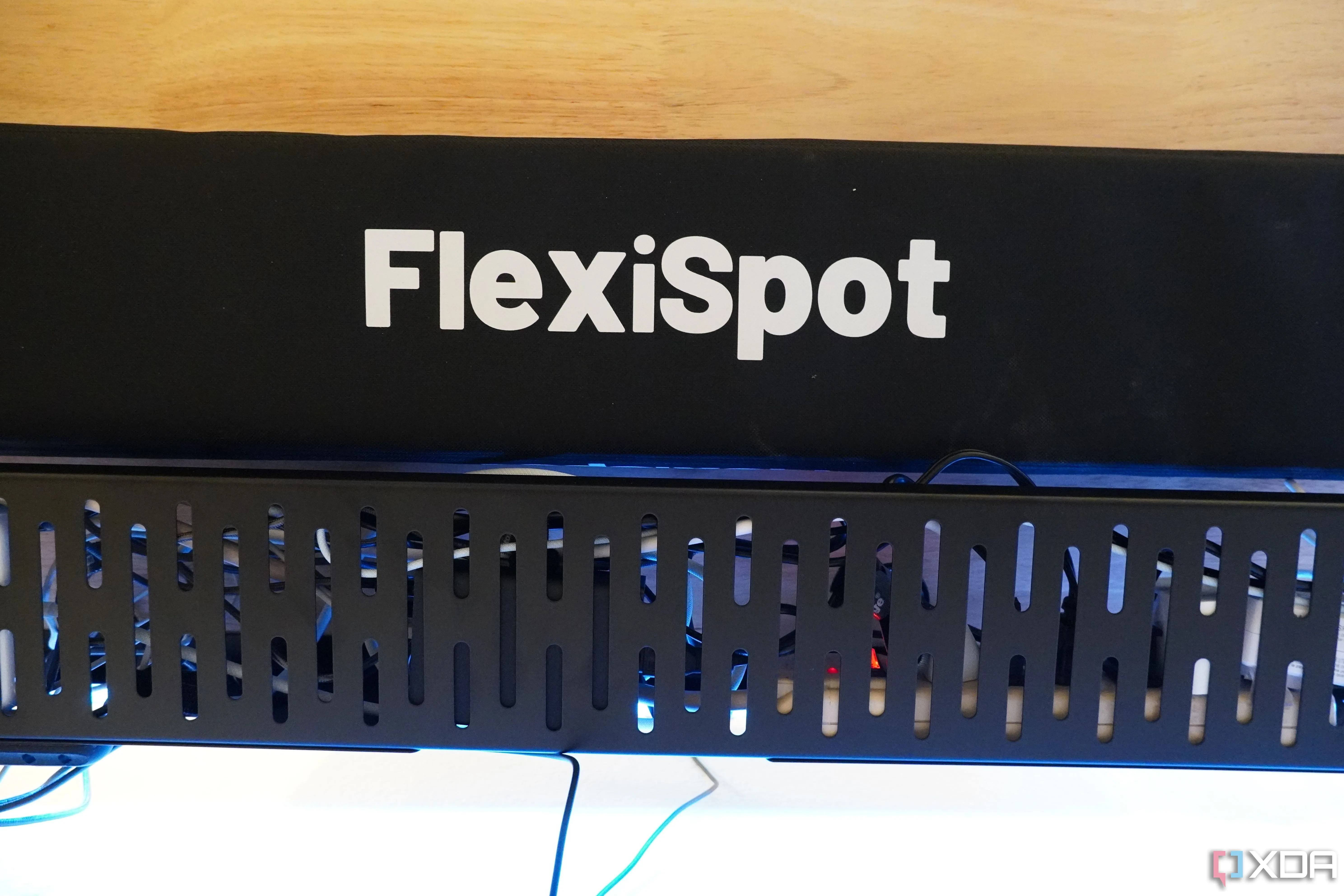Khay và ống quản lý cáp FlexiSpot dưới bàn làm việc, giải pháp hiệu quả để giấu gọn dây điện và cáp thiết bị ngoại vi