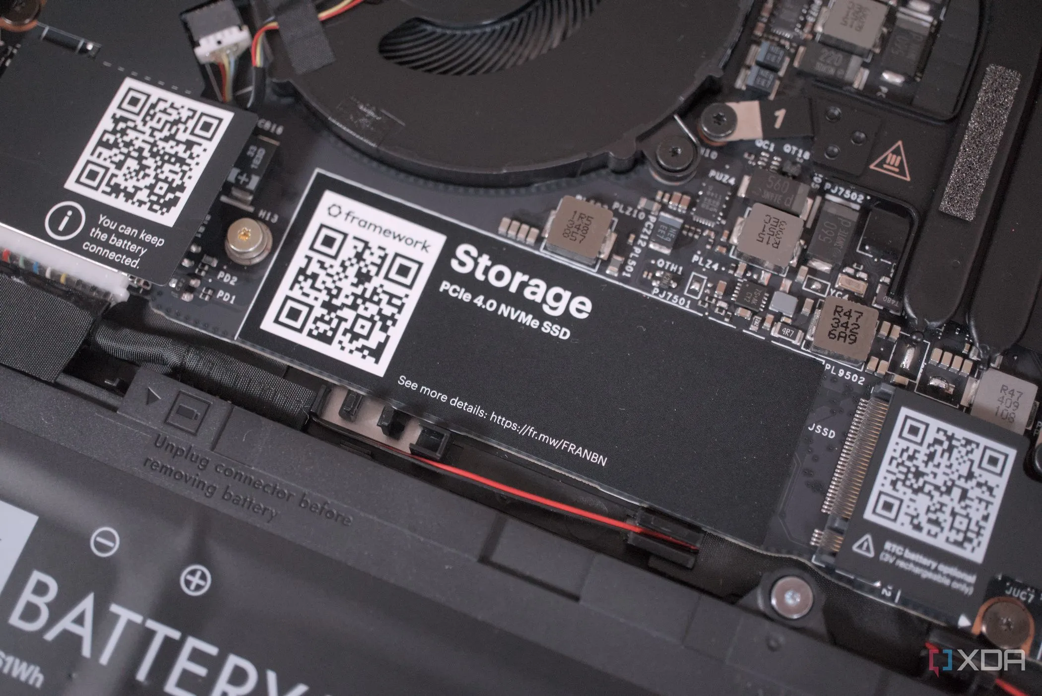 Khe cắm ổ cứng SSD M.2 NVMe trên bo mạch chủ của laptop Framework 13 AMD