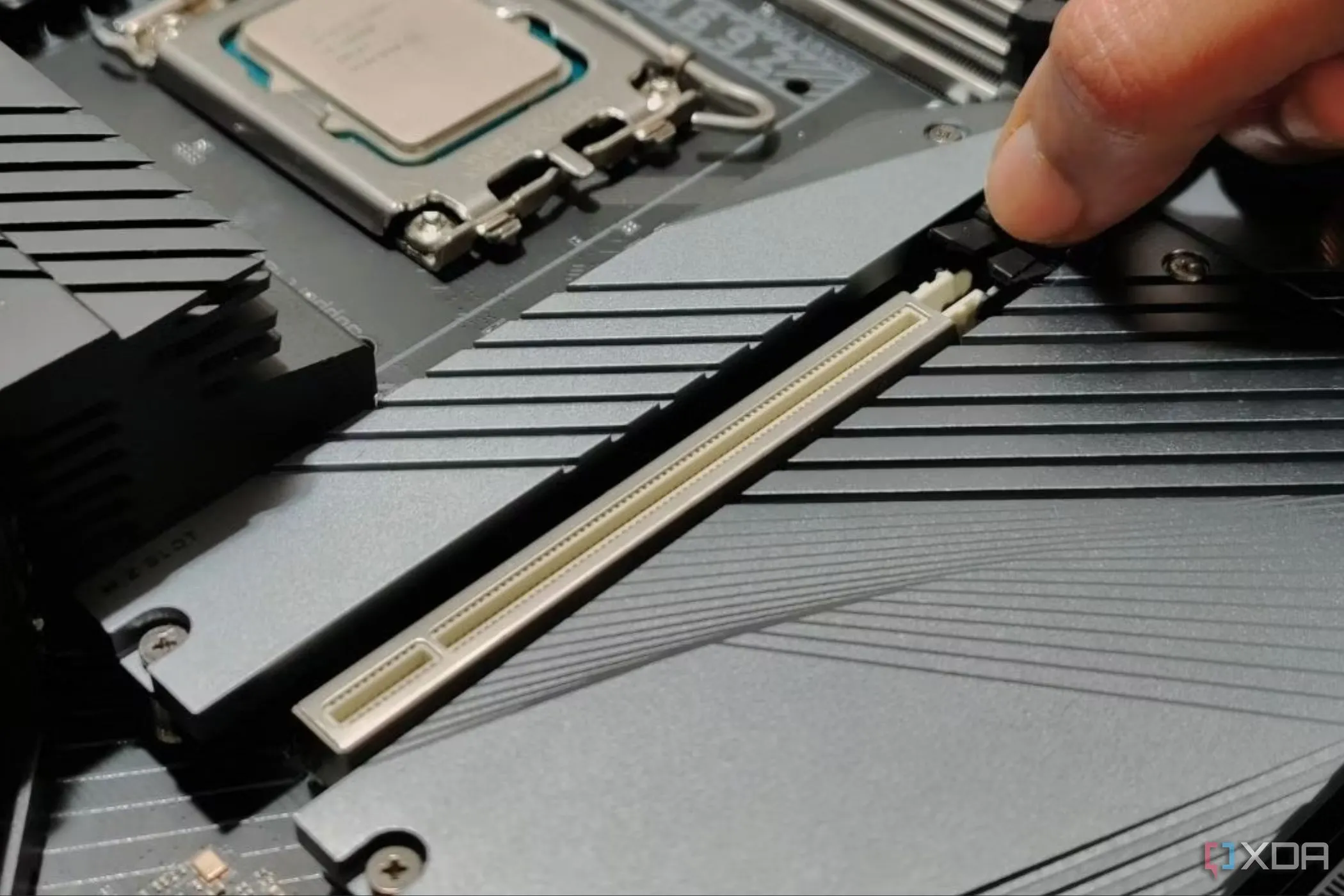 Khe cắm PCIe trên bo mạch chủ, liên quan đến hiệu suất và lỗi của SSD NVMe.