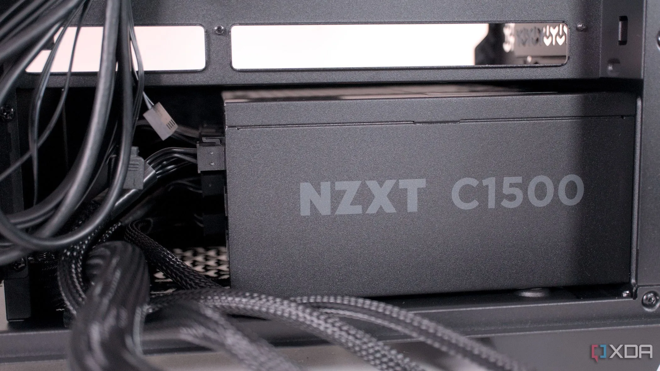 Lắp đặt bộ nguồn máy tính vào case Corsair 3500X ARGB, minh họa không gian trống