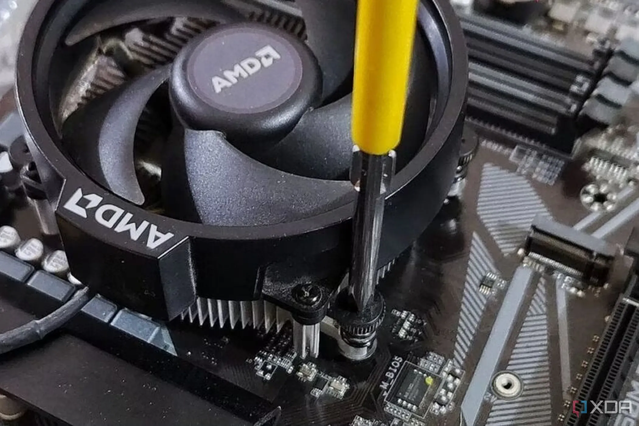 Lắp đặt tản nhiệt CPU AMD bằng tua vít vào bo mạch chủ