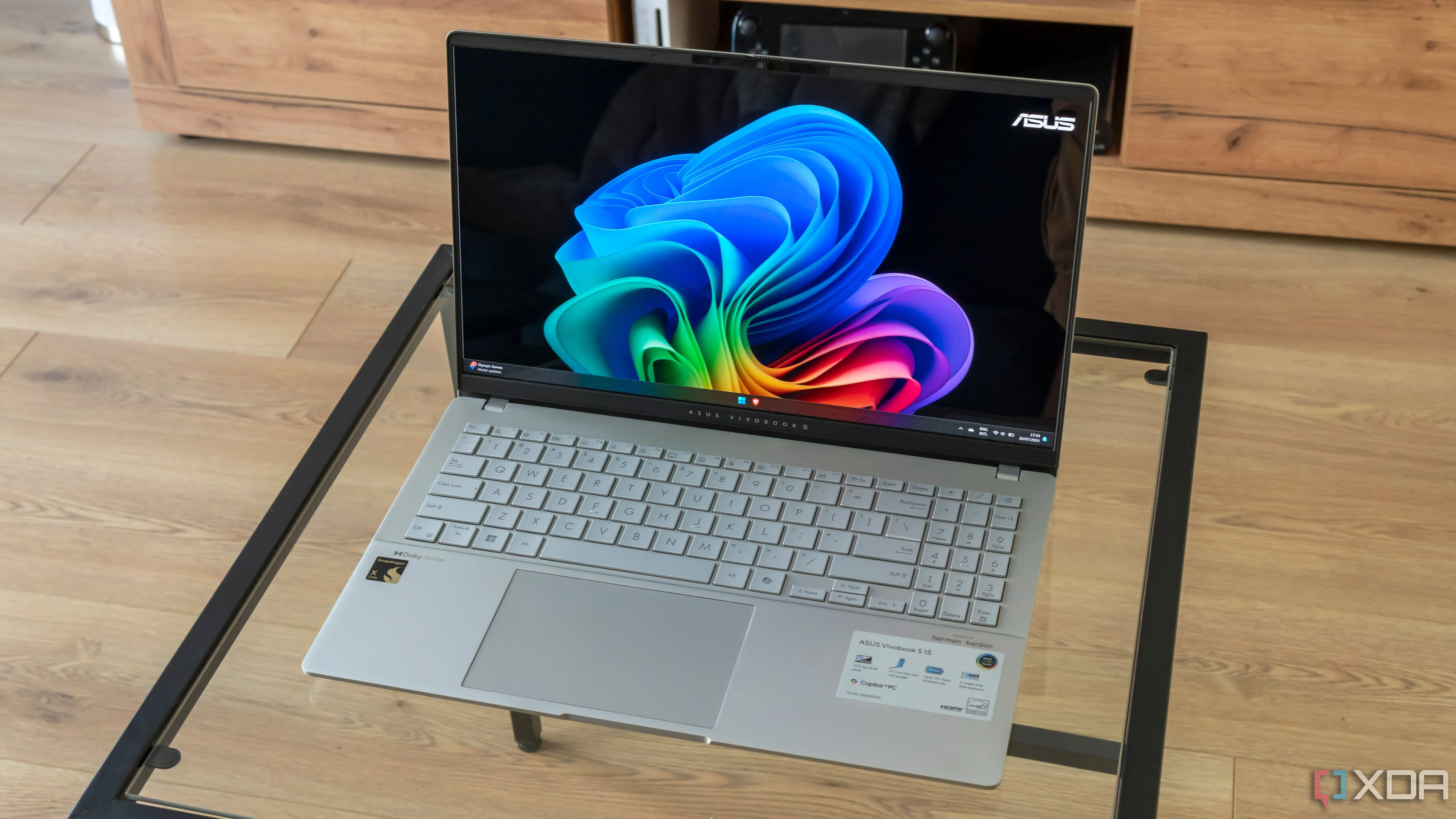 Laptop Asus Vivobook S 15 hiển thị màn hình nền Windows 11, tượng trưng cho một hệ thống cần được tối ưu hiệu suất.