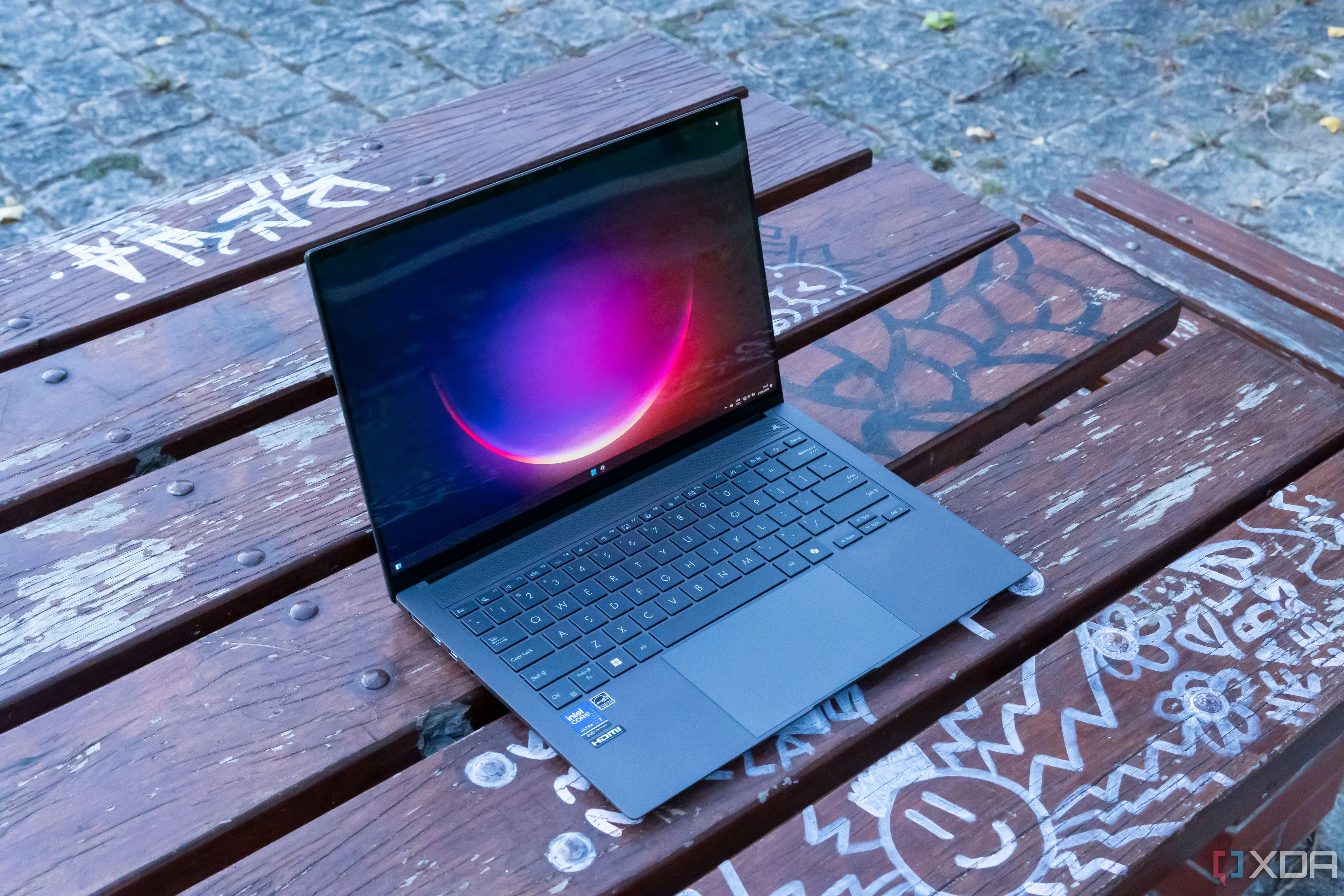 Laptop Asus Zenbook S 14 hiển thị desktop Windows 11, một môi trường có thể áp dụng các giải pháp tự động hóa như Huginn