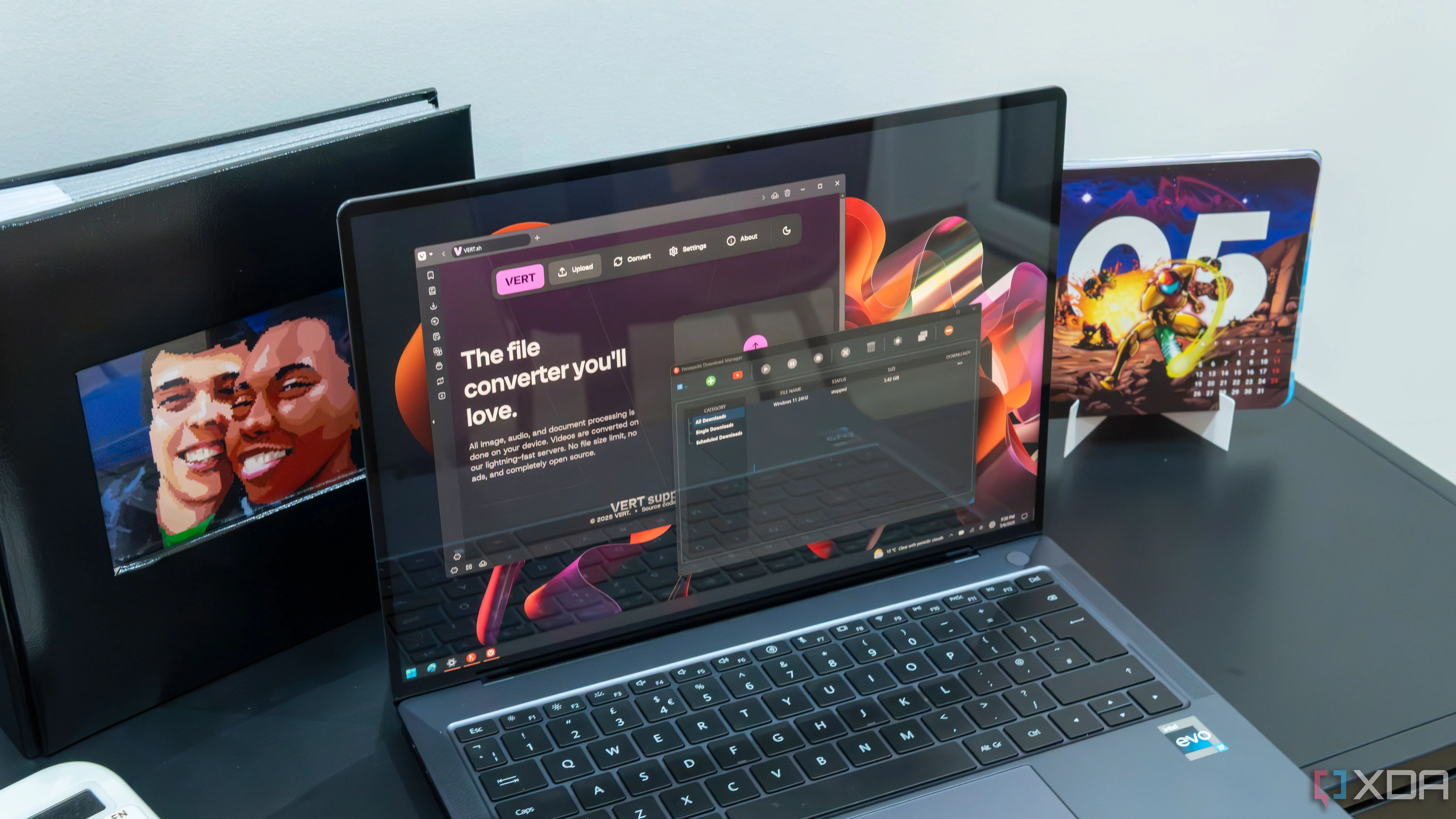 Laptop chạy hệ điều hành Windows 11 với các ứng dụng mã nguồn mở Persepolis và Vert hiển thị trên trình duyệt