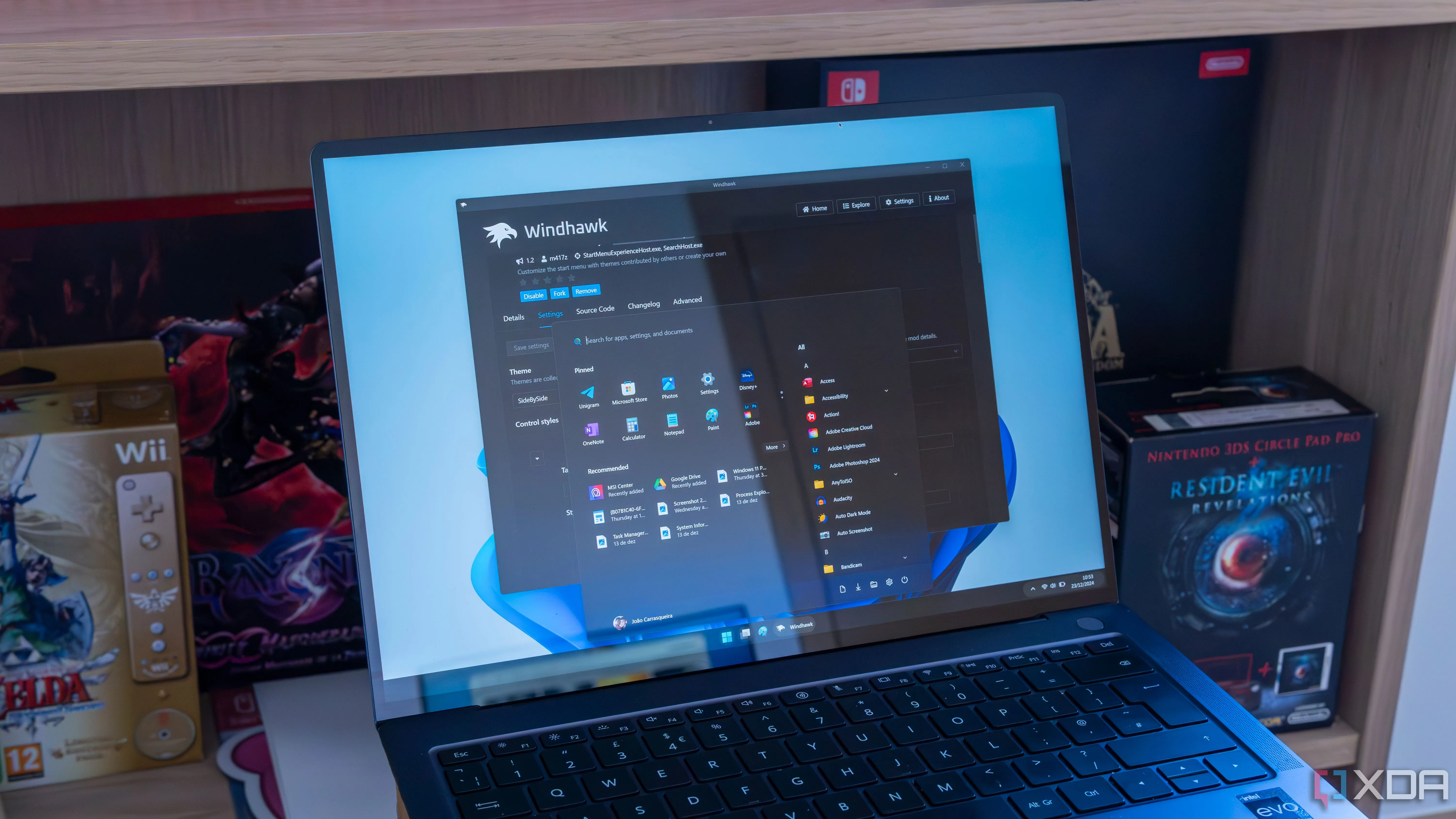 Laptop chạy Windows 11 với Windhawk tùy chỉnh thanh tác vụ và Start menu