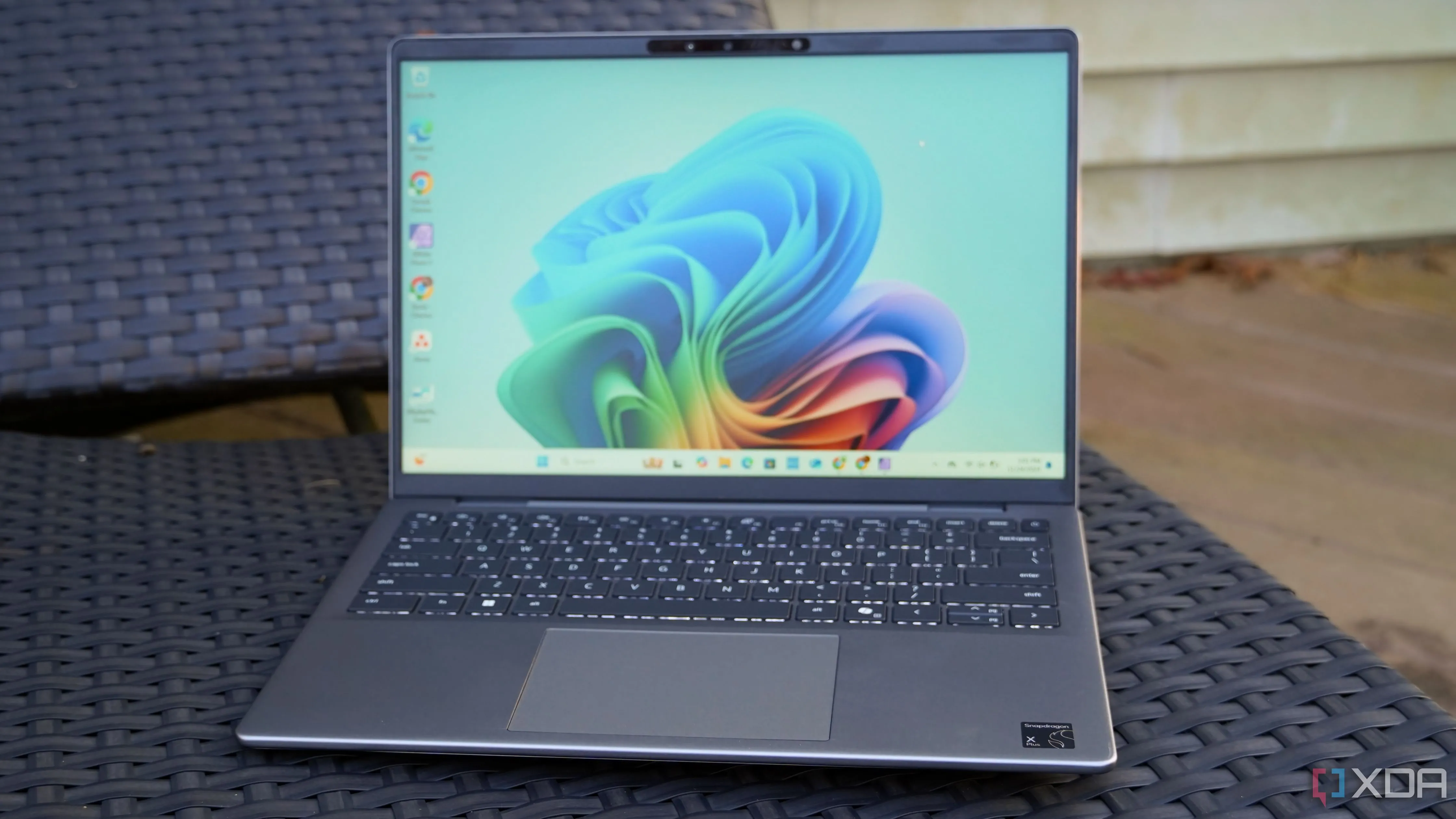 Laptop Dell Inspiron 14 – thiết bị Windows biểu trưng cho sự linh hoạt nhưng đòi hỏi nhiều công sức.